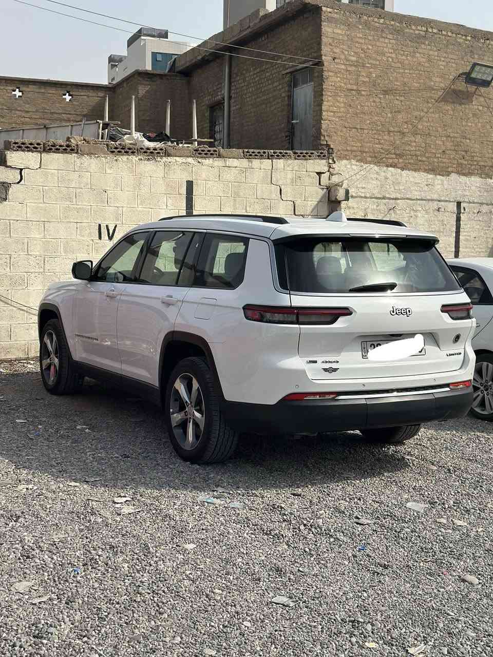 سيارة جيب كراند شيروكى ليميتد  الشكل الجديد 7راكب الموديل:2021 (خليجي) مكفولة  كفالة عامة
العداد:44الف ميل قابل للزيادة
المحرك: 3.6 
المواصفات:
*نظام دفع رباعي 4X4 متطور
*فتحة سقف بانوراما
*الصندوق كهربائي 
*رادار تفاعلي مع خاصية التوقف والانطلاق
*تحذير النقطة العمياء
*تحذير الخروج عن المسار
*نظام المحافظة على البقاء فى المسار
*خاصية المساعدة على التوجية فى التقاطعات لتفادى الحوادث
*حساسات امامية وخلفية
*كاميرات 360 للرؤية المحيطية
*المرآة الداخلية مزودة بشاشة لعرض الكاميرا الخلفية
*نظام مانع تصادم خلفى
*المقاعد الخلفية مدفأة
*مقعد السائق والراكب مدفأة وتبريد وكهربائية
*مقعد السائق ذاكرة
*نظام ابل كار بلاى و اندرويد اوتو 
*نظام صوتي فاخر
*دخول ذكي (بصمة)
*نظام التشغيل عن بُعد
*نظام التحكم التلقائي في الضوء العالى

*انماط قيادة متعددة رياضية وللطرق الوعرة

السعر :  350 وبيه مجال بسيط 
الاتصال :***********
