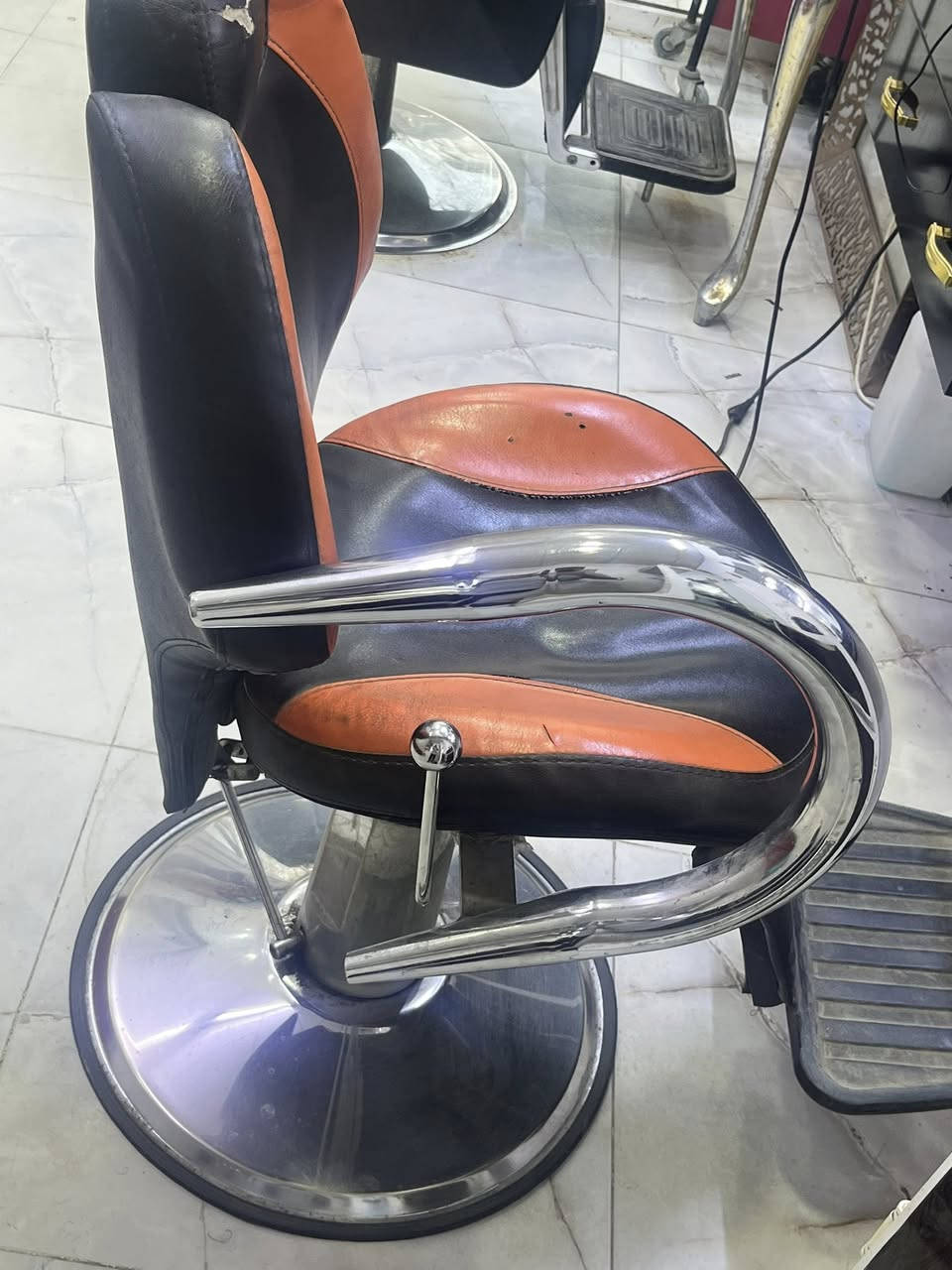 للبيع
كرسي حلاقه نضيف كلش  يحتاج قطره لحيم لليده فقط
***********
