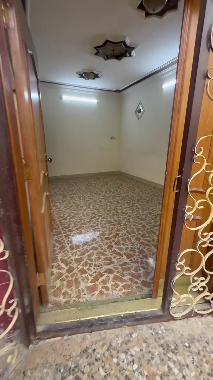السلام متوفر بيت للإيجار مساحه ١٠٠ متر بالدور على الأمشاط بشارع العريض طابقين مسلح نظيف يحتوي على طرمه استقبال مطبخ خدمات داخليه وخارجيه وغرفه نوم والطابق الثاني يحتوي على غرفتين نوم للستفسار مراجعه مكتب ارض الخيرات او لاتصال ***********
