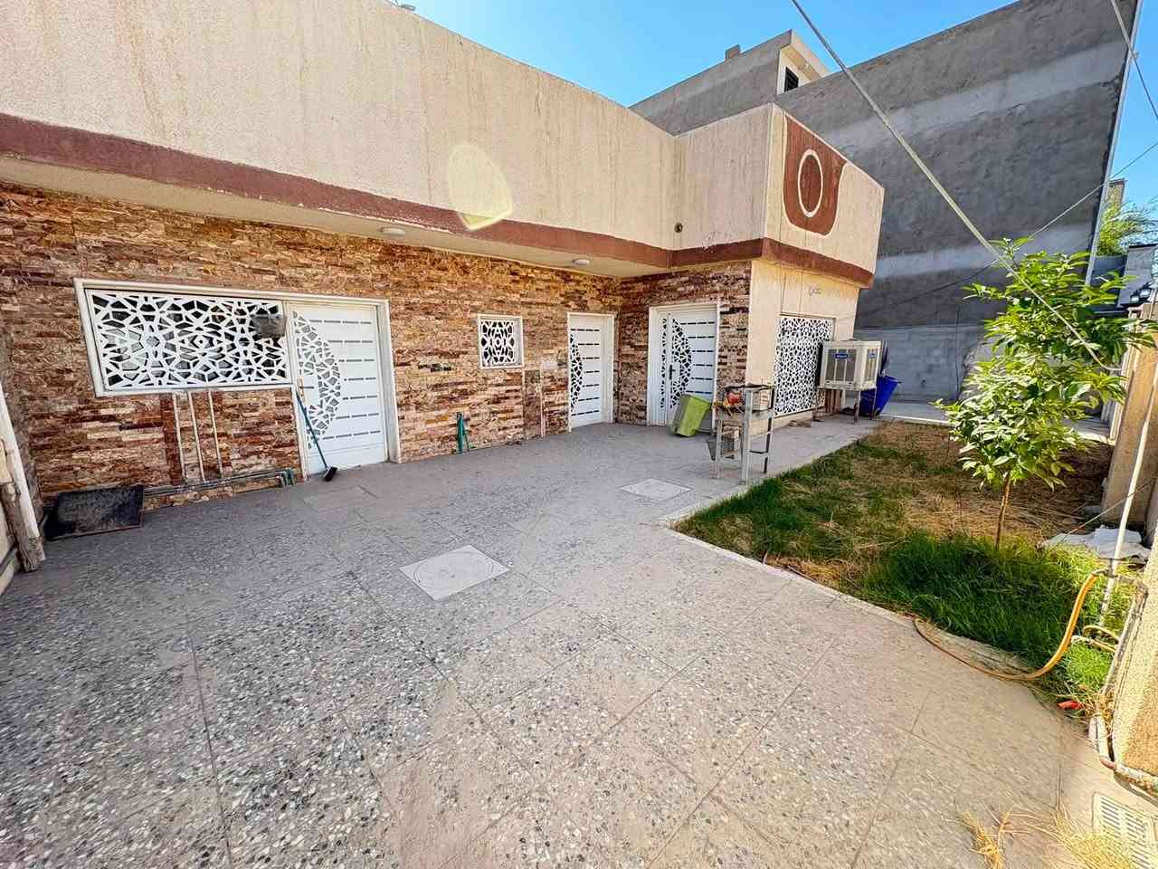 فرصة استثمارية مميزة في قلب حي الجهاد (الضباط) - بسعر قطعة أرض! 🏠 أرض
للبيع بيت قديم بسعر قطعة أرض، موقع استراتيجي ومميز جداً، مثالي للبناء الحديث أو الاستثمار.
📍 الموقع: حي الجهاد - الضباط.
📐 المساحة: 300 متر مربع.
📏 الواجهة: 15 متر (ممتازة).
🛣️ الموقع: يقع على شارعين .
مميزات العقار:
✅ طابق واحد.
✅ كراج واسع جداً (يتسع لـ 3 سيارات).
✅ حديقة خاصة.
✅ التوزيع الداخلي: استقبال، صالة واسعة، مطبخ، 2 غرفة نوم، 2 حمام، ومخزن.
✅ جيران راقين ومنطقة هادئة.
💰 السعر: مليون و 900 ألف دينار للمتر الواحد.
للاستفسار، يرجى التواصل على الرقم: [***********]
لا تفوت الفرصة، الموقع بحد ذاته مكسب!
