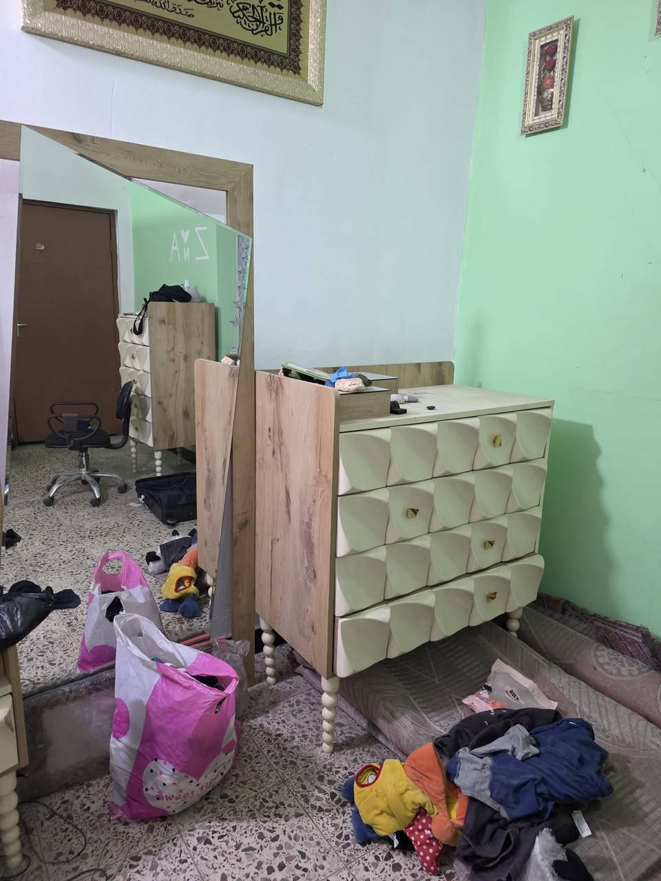 غرفة نوم للبيع
غرفة نوم تركية ٧ قطع سمك ثخين كدامكم الصور بغداد حي 

القاهرة مخزن جو الفراش كلشي كامل ملحق كنتور بردات عل سرير
***********
