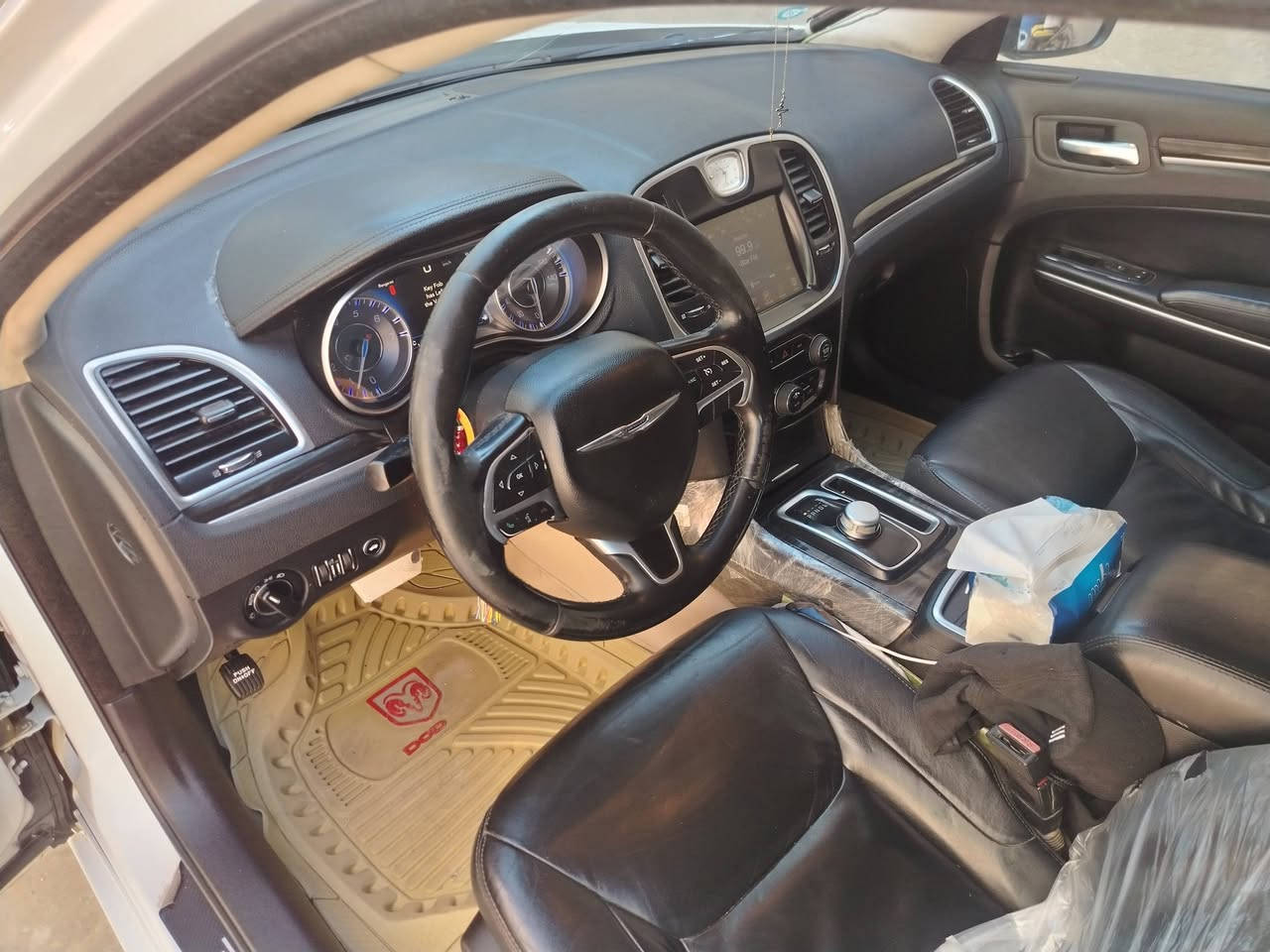 السلام عليكم اوباما 2015اصل c300كرايسلر
مواصفات فول ما عدا فتحه 
1كراسي جلد 
2كراسي كهربائية 
3كير ماوس
4 كعده ملكيه
5سنويه ماساقطه لحد2027
6رقم ذي قار 
7تحويل ثاني يوم 
8شاشه جبيره بيها 
السياره جديده اكفل كهربائية وحداديه وكير ومكينه 
سعر 245وبيها مجال 
رقم هاتف ***********
