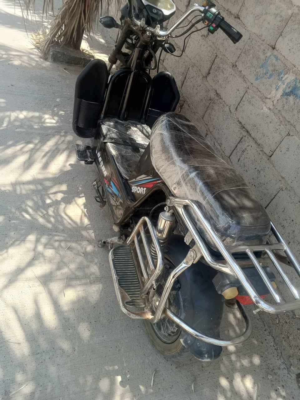 ✔️ بطاريات نص عمر
✔️ لايت أمامي شغال
✔️ هورن شغال
✔️ شاحنه صليه
✔️شرط لفحص 
✔️ بريكات شغالة
✨ ***********

 مكاني شهداء 
💰 السعر: 275  وبي مجال
