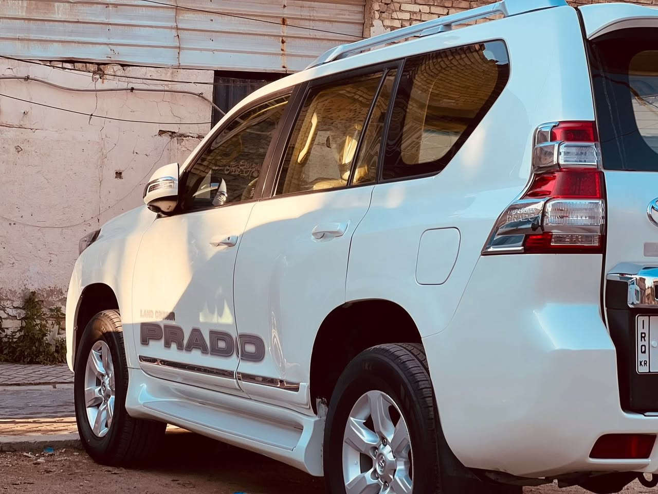 سلام عليكم برادو رقم اربيل موديل 2014
4 سلندر 7 راكب داخل جلد مغلف 
بيه صبغ دعاميات وبيه اثر شخوط
السيارة هزه جديده بااسمي جاهزه من كل النواحي كير محرك صدر طخم تاير العنوان بغداد
السعر 23500
يعني دفترين و35ورقه‬
موبايل ***********
