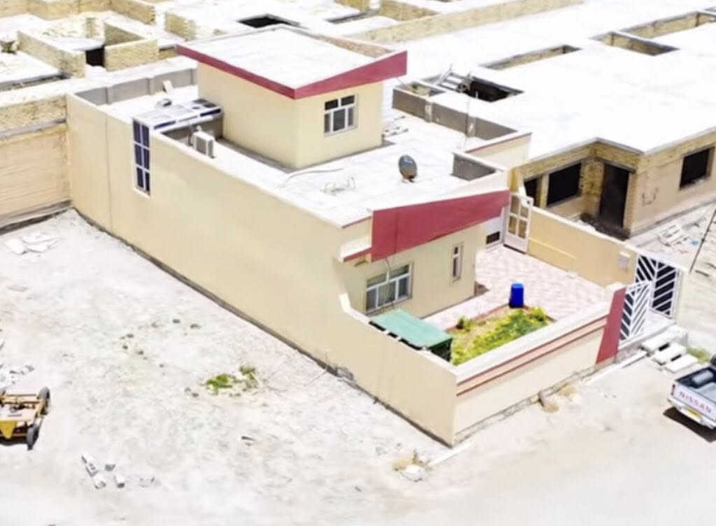 📌فرصة استثمارية داخل المحافظة
🏠 وحده سكنية ركن طابو للبيع 
 🛋️ مؤثثة وجاهزه للسكن ماء وكهرباء.
📍 الموقع: مجمع مدينة الرضا السكني
خلف جامعة ذي قار قبل المجمع اللبناني.
🌳 حديقة جانبيه وحديقه امام البيت.
📐 مساحة البيت : 200 م²
📐 مساحة البناء : 145 م²
 🌳الحديقه الجانبيه خارج البيت: 180 م²
🏠 طابق واحد غرفتين،صالة،مطبخ،استقبال، صحيات,حديقه داخليه,كراج سياره. 
السعر : 135 مليون مع الاثاث.
📞 للإستفسار واتسـاب :
***********
