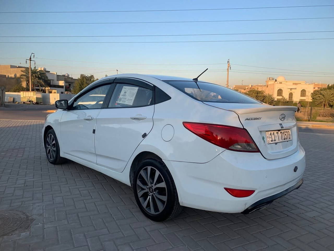 اكسنت 2016 سيارة نضيفة بسمي للبيع محركها 1400 كيرها At ماشية 86 الف مابيها ضربه بس صبغ سونار مرفق مع الصور سعرها 90 مكاني بغداد الكاظمية الرقم ***********
