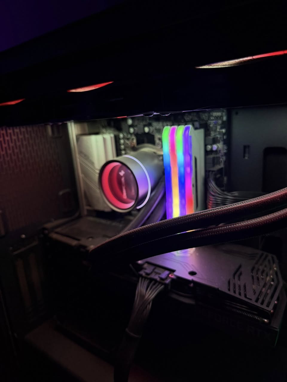 كيس للبيع
3090 rtx 24gb 3 fan zotac gaming 

R9 5900x 12-core 

16*4 Ram ddr4 3200 Brand Vengeance 

M.2 Black wolf 1tb ssd

Motherboard Asrock x570 pro4 

Power supply DeepCool 1200w

تبريد مائي 360mm 

 

صراحةً هاي اغلب القطع بدون ما ادخل بالتفاصيل اكثر 

الحاسبه صارلها عندي سنتين 

نظافتها ٨٠ بالمية من ناحية التراب يعني

استعمالها واداء ١٠٠٪؜ مابيها اي مشكله وشرط الفحص اكيد تجي تفحصها وتتأكد 

الحرارة طبيعية لو تشغل اقوى لعبة 

للتواصل على الواتساب فقط متوفر ماعندي ماسنجر 

مكاني البصرة الشمشومية

***********
