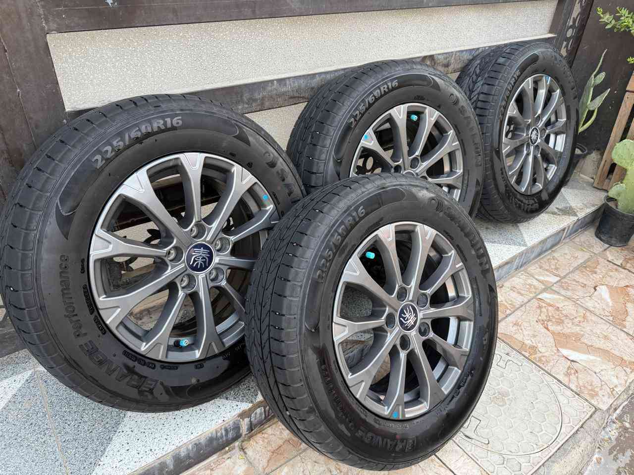 السلام عليكم
للبيع ويل كب مع التايرات مال BYD كن L بس يشتغل جميع انواع ال BYD الويل جديد مكفول من الزلغ التايرات جدد مال شركة قياس 225.60.16 بسعر 400 وبي مجال بسيط 
العنوان الغزالية  ***********
