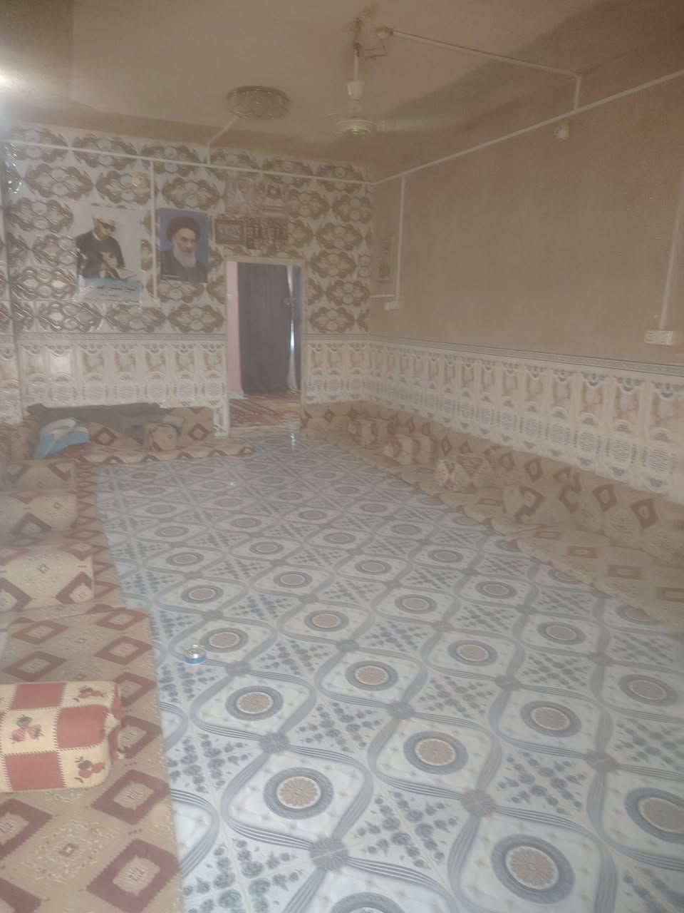 سلام عليكم بيت للبيع مساحه 500 مع قطعه خلفه مساحه 150 يحتوي على ٢ فرف نوم
صاله كبيره مع مطبخ 
صحيات خارجيه بيت جاهز على حسب الأصول المكان.    بين الشطره والغراف عد ال جهل الشراي اتصل *********** سعر 17
