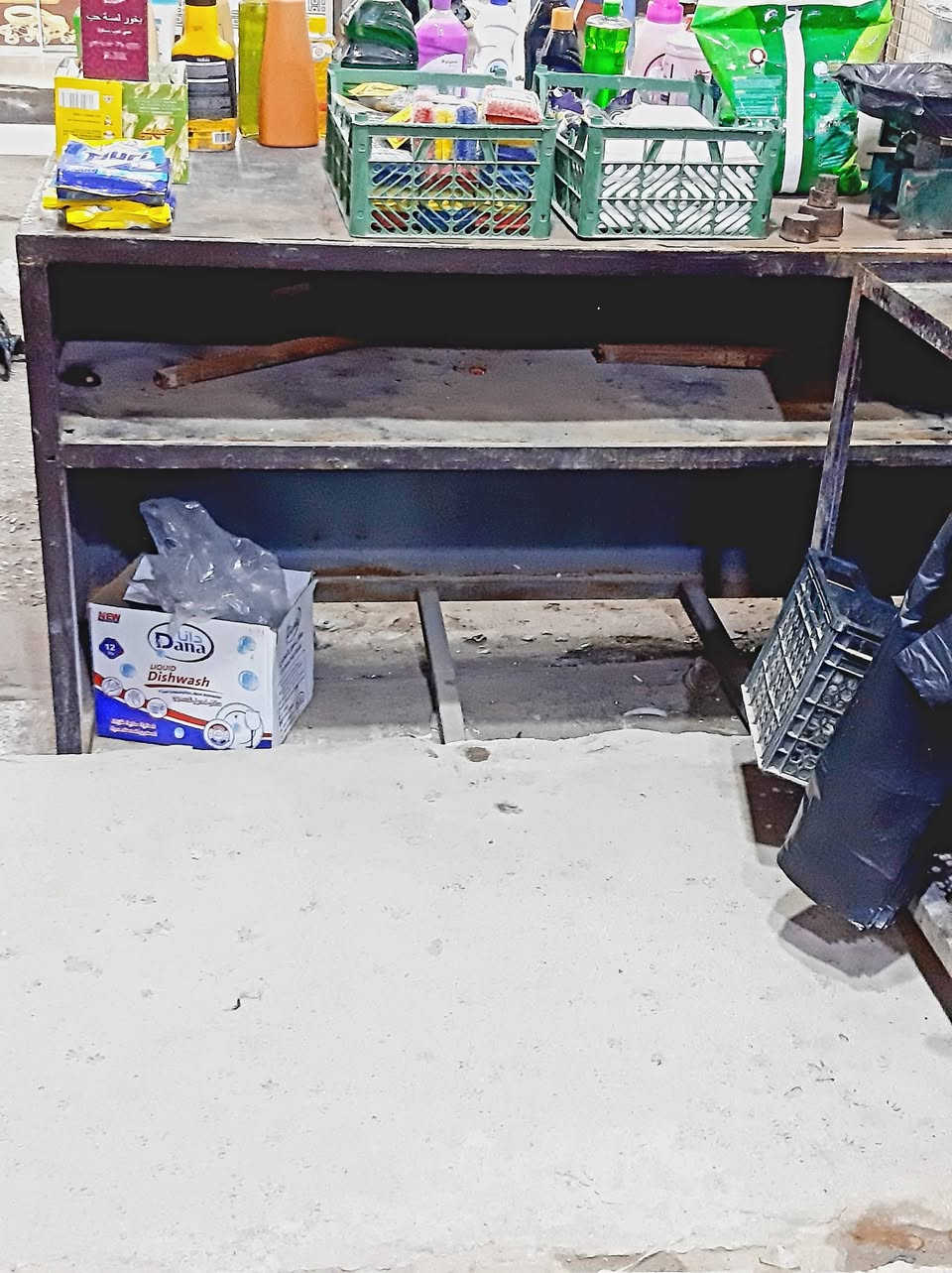 ميز حديد تركام نضيف 
الارتفاع متر
النزال70سم
العرض مترين للبيع السعر ب100 العنوان الماجديه الشراي اتصل ***********
