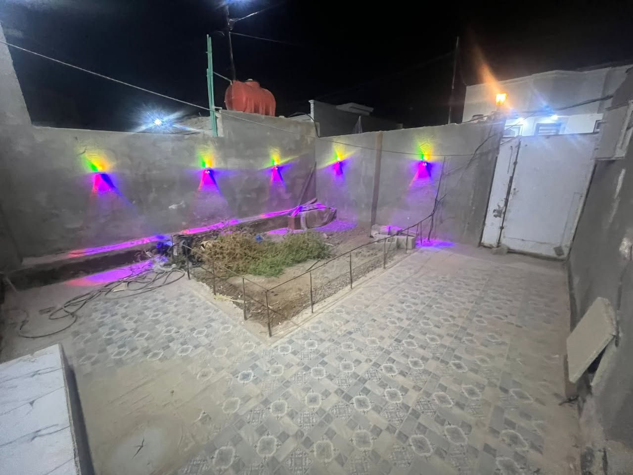 للبيع 600 متر .. زراعي سند 25

الديوانية _ طريق السنيه السياحي _ قرب كونكريت العادلي || مجمع توحيد العفلوكي || ... شارع  تبليط

يحتوي على : 
 
دارين مع مضيف خارجي 
الدار الاول مساحة 200 
 .. صب كونكريت مسلح

الطابق الاول / غرفتين  .. وصالة .. واستقبال .. ومطبخ (حار - بارد )

وصحيات داخلية وخارجية .. .. وطارمة

الدار الثاني 
مساحة 145متر تقريباً

يحتوي / غرفة .. صاله .. مطبخ.. صحيات.. طارمة 

المضيف 
مساحه 150 متر تقريباً 
يحتوي مجموعة صحيات ومطبخ (غير مكتمل) 

ملاحظة :- يمكن يباع  منفصل حسب الرغبة

للاستفسار *********** 
او مراسلة الصفحة
