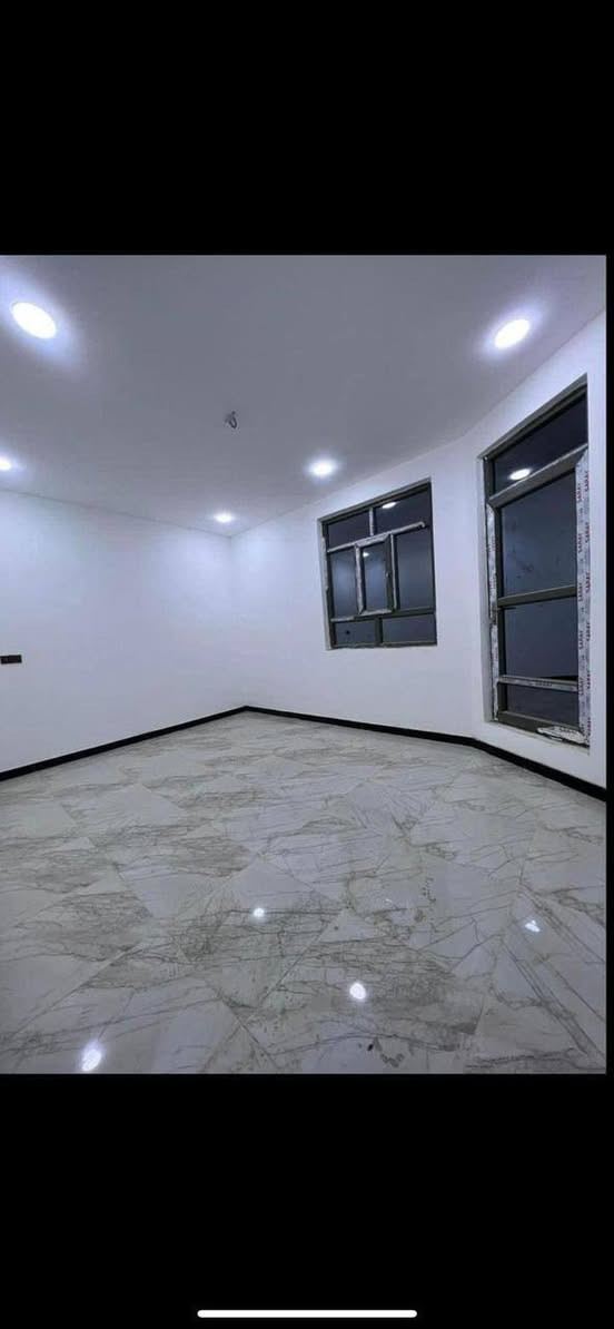 بيت للبيع ١٠٠م  في حي الجامعه بداية شارع عشرين الوسطي الواجهه ١٠ في ١٠ للاستفسار الاتصال ***********
