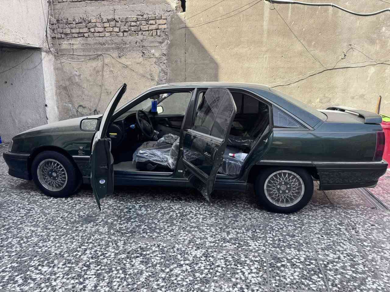 السلام عليكم 
اخوان طبعن هاذ الحجي لناس التعبانة معا حترامي لناس الطيبة
اخوان الي متفيدة السيارة ليعلق   وكلام تعبان وتعليقك من اخلاقك  انتة محد داز عليك تعلق او تقيم بكيفك السيارة من النوادر واكو جنايتها يقدونها ويعرفون 
ادعيلنا بل رزق

للبيع اوبل اوميكا اوربي موديل 91 
السيارة مخزنة 18 سنة 
كير عادي 

سيارة علة وضع الشركة بل كارتون جديدة شكد ماتصور
السيارة علة ايدة اني مستوردها من عمان وارقام عمان هم بيها
بسمي رقم جديد وهزة جديدة 
السيارة من النوادر لان ماكو بعد جديد 
مكينة 2000 جديدة بل كارتون محد ماد عليها صبانة 
السيارة صدر جدي تراي اذا مو زيرو مرجوعة
السيارة جامة امامية ما مبدلة بيهة 
السيارة بغري واحد ما مفتوح بيها

السعر 85
العنوان بغداد شارع الاورفلي 
***********
