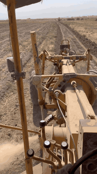 سلام عليكم 
المرحله الأولى بمباشرا العمل 
تسويه التربه 
تسقيط المساحه 
تثبيت الحدود. 
إضافه. جلمود وسبيس وحدل قبل صب الشريطي. 
🫶🫀
المساحه الكليه 10 دونم 

***********
***********
