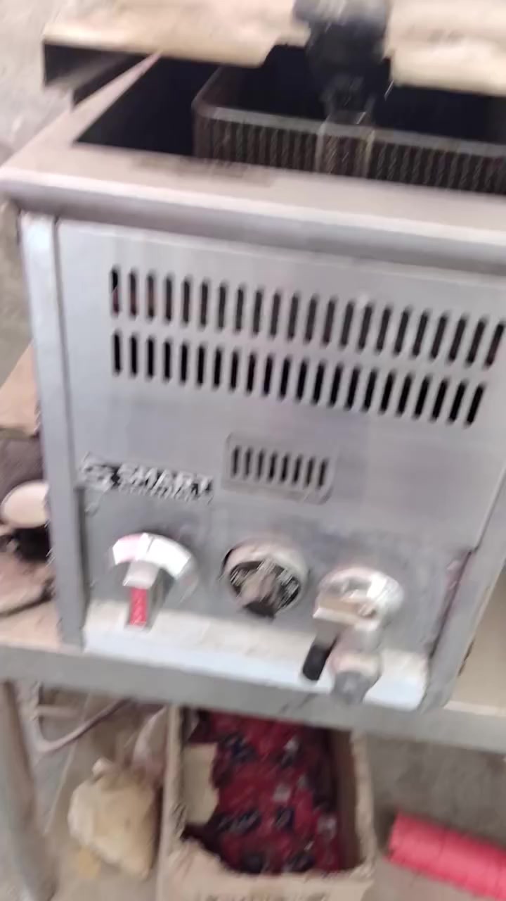 السلام عليكم   
شوايه كص سل ستيل  ٠٦.    ٦ عيون
قلايه ٣ مدافع
حمايه كنتاكي 
للبيع. غراض نظيفه. مكاني بابل 
***********
