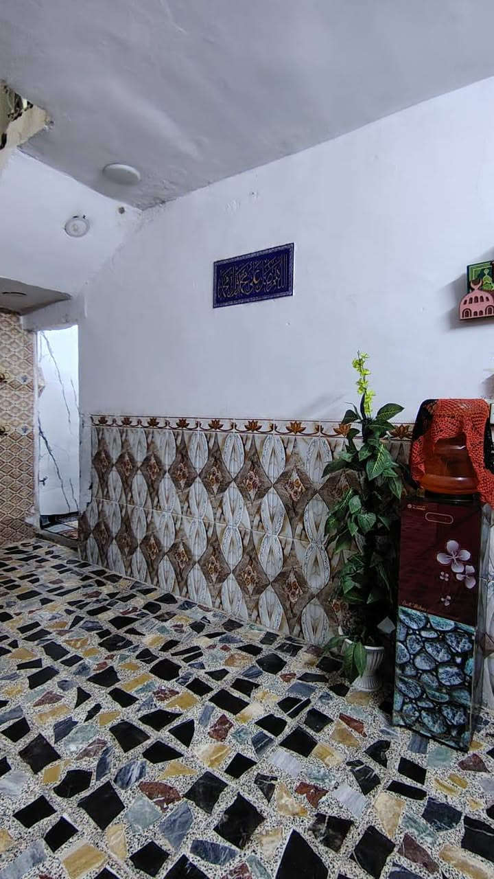 السلام عليكم بيت للبيع مساحه100متر مع محل ماجر
الواجهيه 6نزال19

يحتوي على غرفه وستقبال الاستقبال6ونص ب4 وغرفه نوم 4ب4 الواجهيه

وهول ومطبخ  البيت كاشي وسيراميك  حته الصحيات 

ملاحضه البيت وياه محل ماجر حلاق ايجاره 100الف كلشهر

القاط الثاني غرفه وصحيات وسطح 

مكلف بلنشر الاتصال *********** العنوان المجمع السكني السياحي بس تعبر البانزين خانه أول وحده قريب معمل ثرمستون
