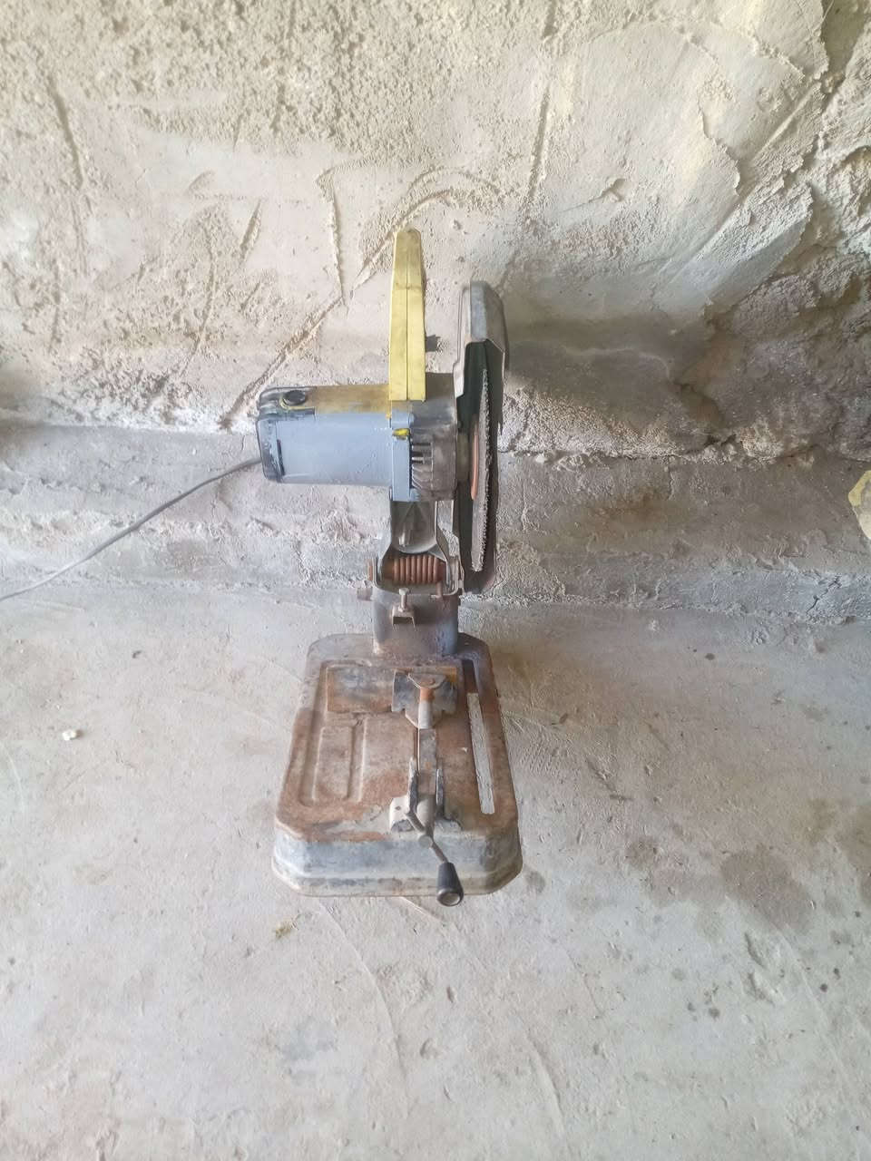 كتر حديد للبيع سعره 50 قضاء الشاميه حل عسكري الشرقي وهذا رقمي ***********
