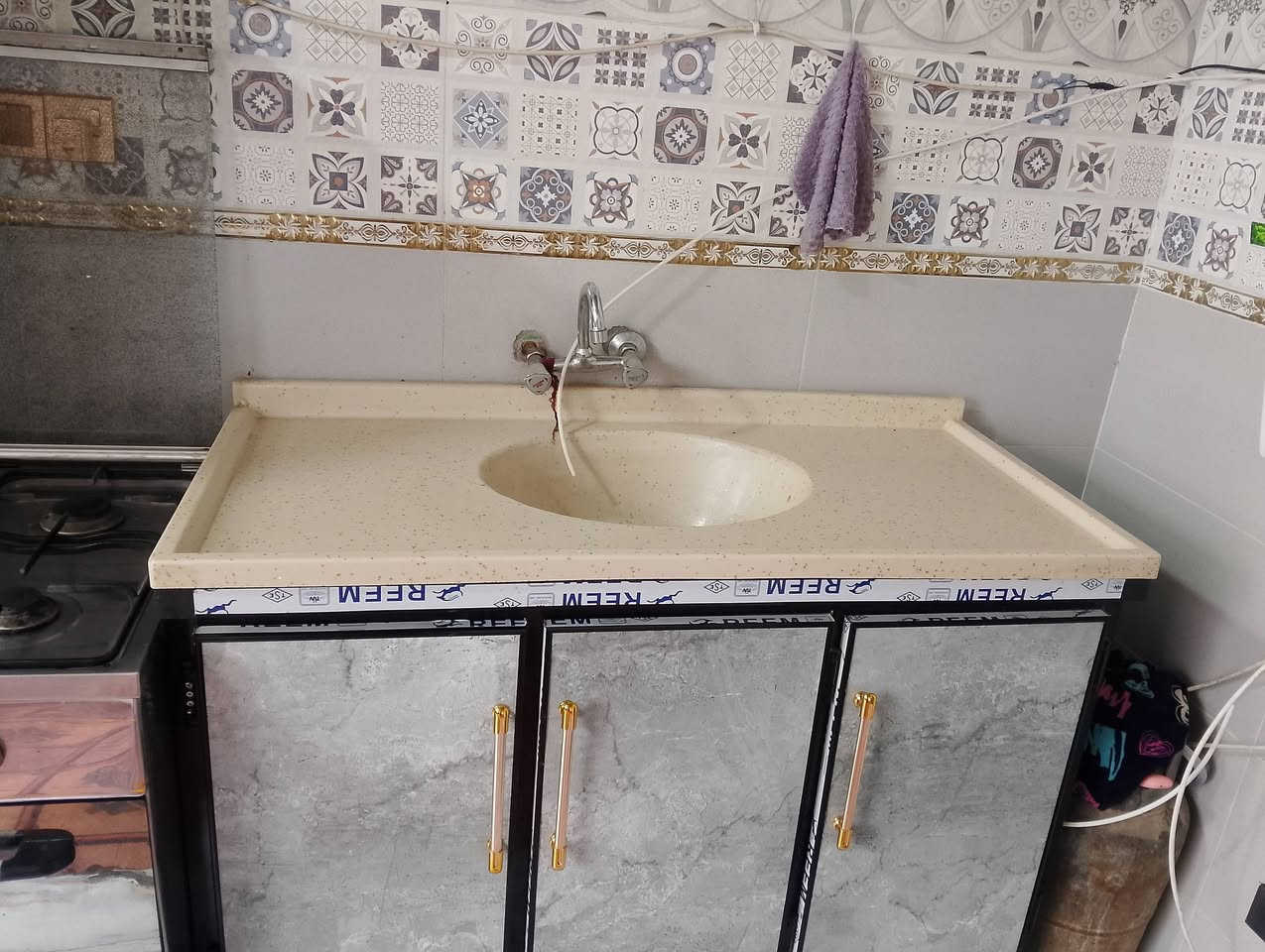 السلام عليكم كاونتر 3 امتار لل بيع تزكام السنك مرمر متر ونص السعر 700 وبيه مجال***********
