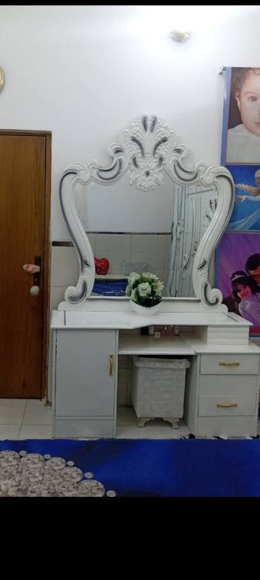 غرفه للبيع السعر ٧٥٠ المكان كراده شارع الصناعه الرقم ***********
