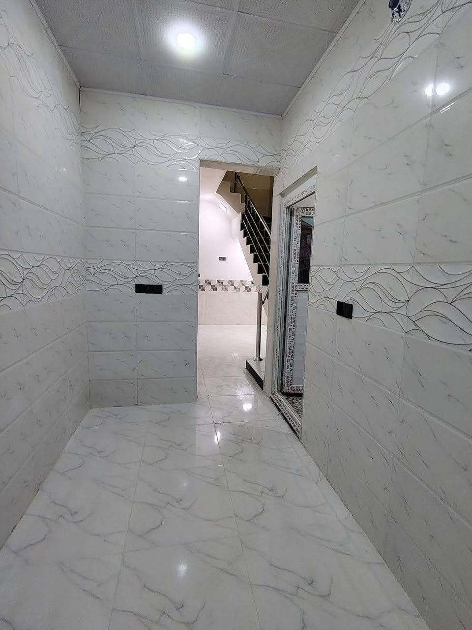 في كربلاء مجمع الورده يبعد عن شارع الزوار 50 متر عندنا هاي الدار 50 متر طابقينت السعر 52 مليون طابو زراعي سند 25 قرار محكمه مجمع يحتوي كافه الخدمات حجز اتصال على ارقام🏠***********🥰‏‪***********‬‏🏩
