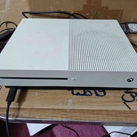 Xbox One S • ٥٠٠ جيجا • مع جوستك