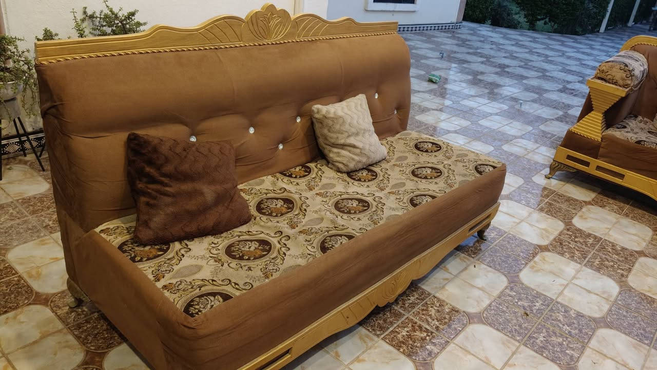 سلام عليكم 
يتوفر ديوان 14 مقعد كويتي نظيف 
سعر 250 الف 
مكان الرمادي 
اتصال او واتساب على الرقم 
***********
