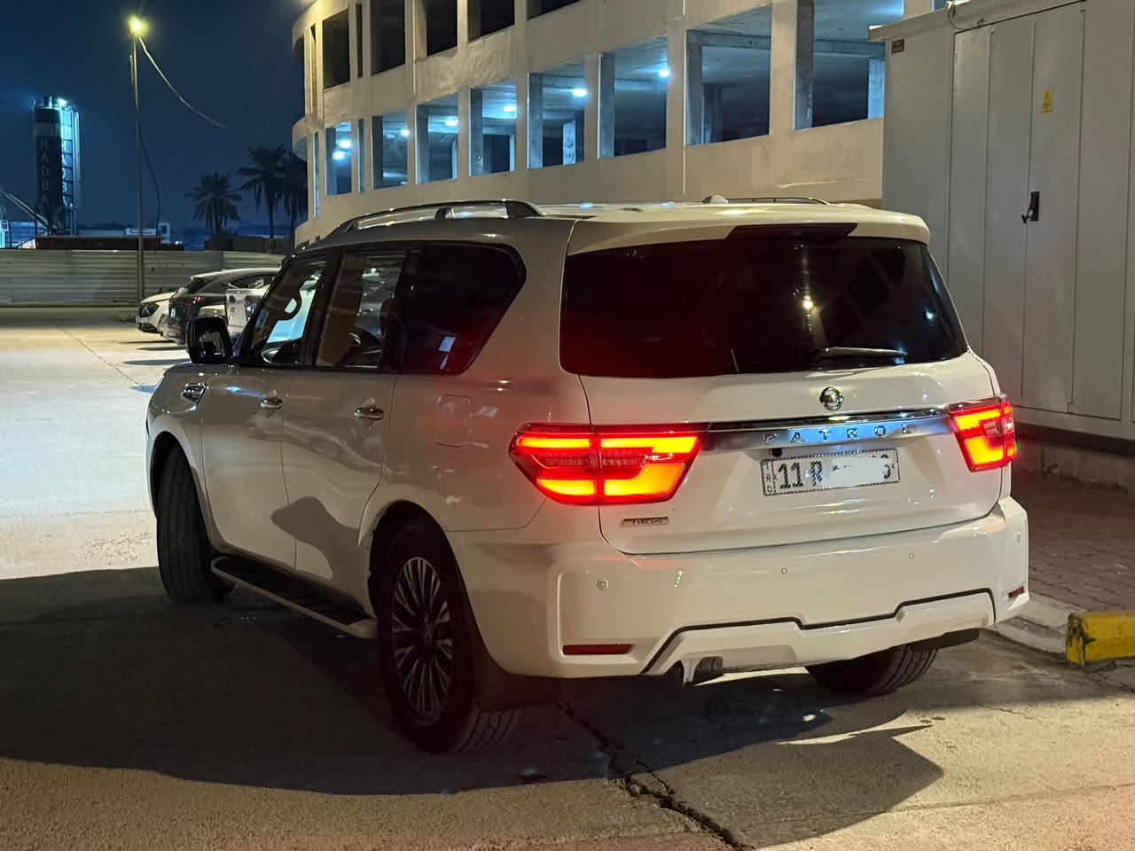 السلام عليكم ورحمة الله 
.
نيسان باترول ارمادا 2018 بلاتينيوم ريفرس **VIP** 
Nissan armada 2018 platinum reverse **VIP**
(اعلى فئة في الارمادا 1/1)✅
.
محدثة من الخارج والداخل الى موديل 2024 قطع اصلية 
.
مواصفات :
 • محرك V8 سعة 5.6 لتر
 • قوة تقريبًا 390 حصان
 • قير أوتوماتيك ناعم
 • دفع خلفي RWD
 • أوضاع قيادة متعددة (ثلج – رمل – طرق وعرة)
 • سحب قوي جدًا (مناسبة للسفر والمقطورات)
 • ثبات عالي على السرعات والطريق السريع

تحديث واجهة أمامية كاملة 2024
 • تحديث واجهة خلفية كاملة 2024
 • مصابيح أمامية LED حديثة
 • مصابيح خلفية LED
 • شبك أمامي حديث
 • صدامات أمامية وخلفية محدثة
 • شكل حديث وفخم موديل 2024

جنوط بلاتينيوم أصلية مقاس كبير
 • مرايا جانبية كهربائية + إشارات
 • فتح وغلق مرايا
 • دواسات جانبية أصلية مضيئة PATROL
 • فتحة سقف كهربائية
 • حساسات أمامية وخلفية فعالة 
نظام منع التصادم 
نظام الرادار التفاعلي ومثبت السرعة المتكيف

• مقاعد جلد بلاتينيوم فاخرة مختومة Platinum Reverse 
 • مقاعد أمامية كهربائية
 • تبريد وتسخين المقاعد الأمامية
 • تسخين مقاعد المقاعد الخلفية 
 • ذاكرة مقاعد ميموري 
 • مقاعد الصف الثالث كهربائية مريحة
 • تحكم مناخي ثلاثي (أمام – وسط – خلف)
 • ديكور خشب بلاتينيوم
 • إضاءة داخلية مضافة سقف رولز رويز

شاشة وسطية كبيرة موديل 2024
 • شاشات خلفية للركاب
 • نظام صوتي BOSE الأصلي (صوت نقي وقوي) 13 سماعة
 • بلوتوث
 • AUX / USB
 • تحكم من المقود بعدة خيارات متعددة

كاميرات امامي خلفي
 • رادار
 • نظام النقطة العمياء
 • نظام الحفاظ على المسار
 • نظام التحذير من الاصطدام
 • مثبت سرعة
 • حساسات محيطية
 • ABS
 • ESP
 • Airbags
 
• تشغيل بصمة
 • تشغيل زر
 • دخول ذكي
 • فتح شنطة كهربائي
 • قفل مركزي
 • نوافذ كهربائية
 • طي مقاعد كهربائي

المقاعد الخلفية (الصف الثاني) منفصلة VIP تخوي على ثلاث مساحات تخزينية 
كونسول وسطي للتحكم في الصوت والتبريد والتدفئة ولربط سماعات الرأس وتحكم بتدفئة المقاعد ومداخل HDMI و USB خلفية 
****

ملاحظة / السيارة مصبوغة عام توحيد لون بعد التحديث #
 
الحادث جاملغ ايسر وبنيد مرفقة الصور في المنشور ، 

السعر المطلوب 250 ورقة 

بيع او مراوس تيسلا Y 

0772 824 2776
