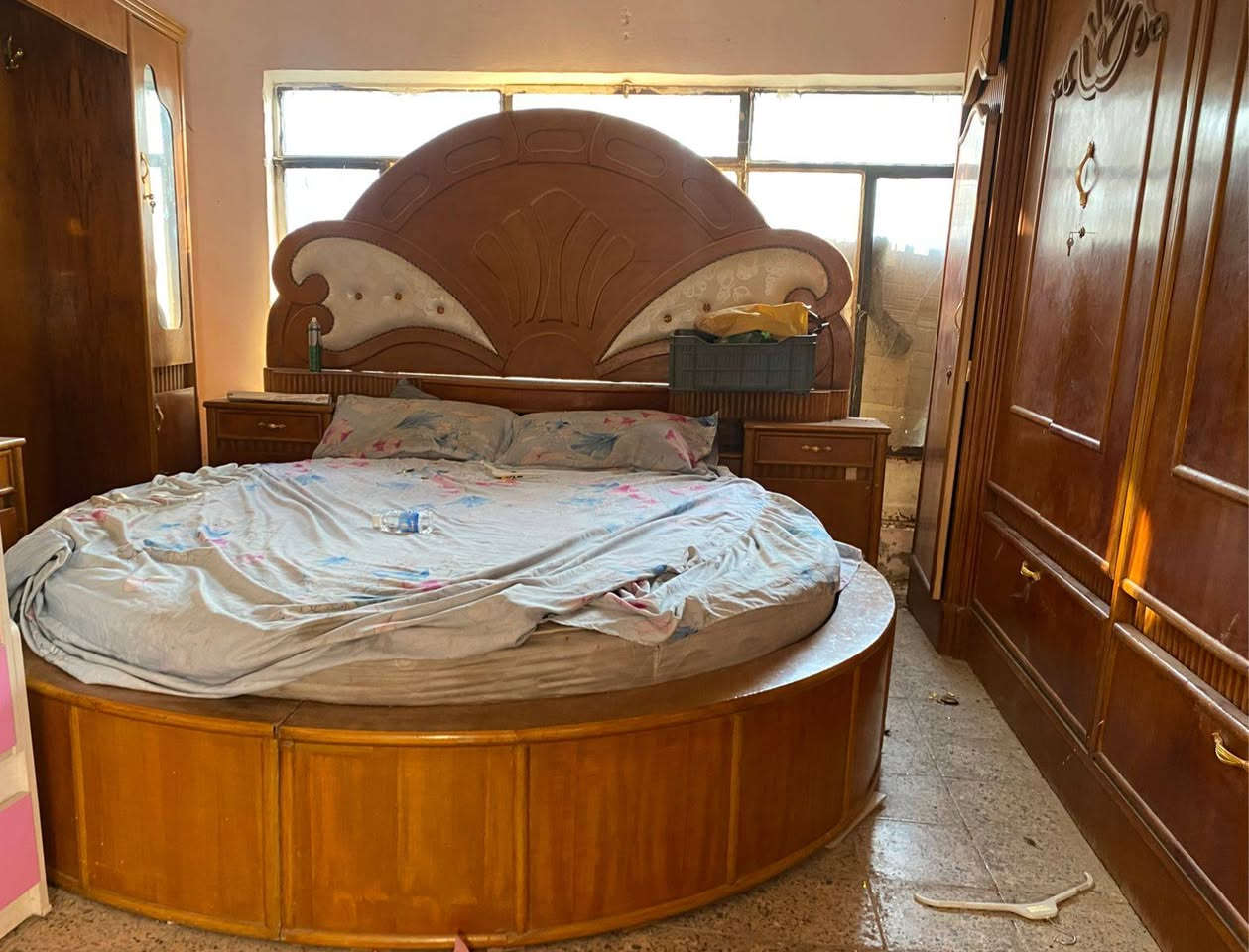 غرفه أخشاب للبيع سعر 700وبيه مجال قليل *********** مابيه اي ضرر فقط مرايه الميز مفطوره
