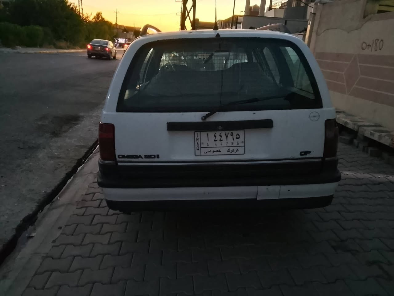 سلام عليكم 
اوبل اوميكا  موديل 1992. كير اوتماتيك شرت محرك 24 بي صرف 
صدر.   شرت تخبم تايرات جديد. داخله نضيف. شرط تحويل وكاله 
بطاقه بازين بيها سعر 18. مجال. مكان كركوك 
***********
