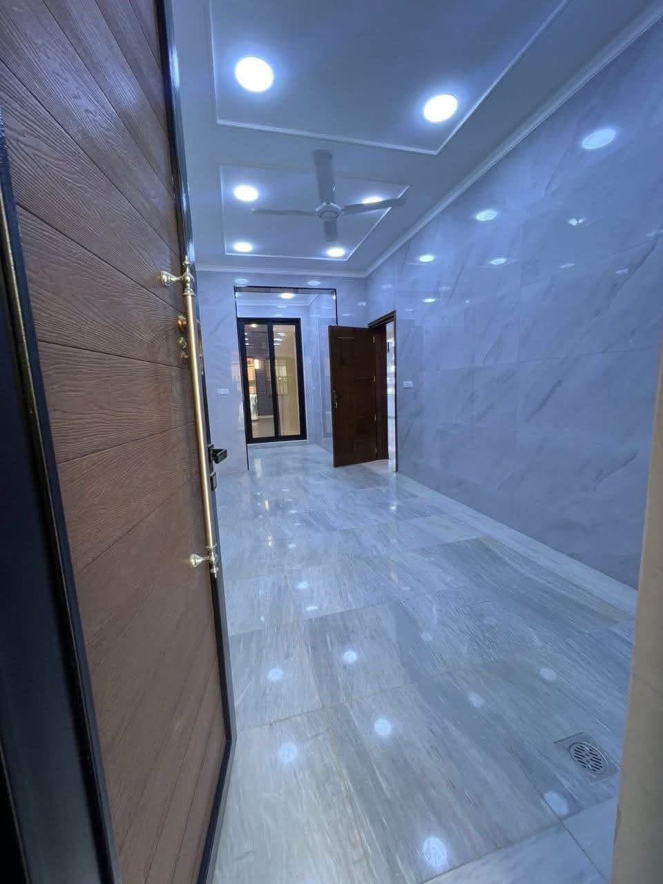 يوجد دار للبيع  في زيونه 
مساحه ٢٢٠متر واجها 7.5 نزال 30
درجه أولى مودرن
 5 غرف نوم مع سويتات 
صالات ٢ 
مطابخ حار وبارد مناور 
كراج كبير 
جاهز لسكن مربع سكني هادء 
للاستفسار ***********
محمد الشمري للعقار
