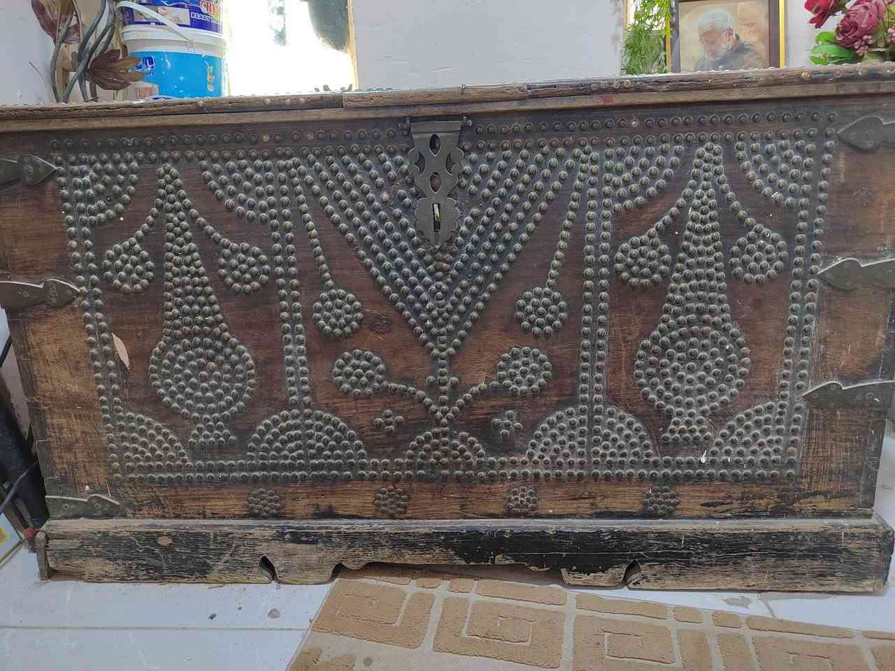 تحفة من العيار الثقيل ... صندوق العروس صندوق السيسم ..اعتقد  العمر اكثر من 100 سنه .. صندوق سيسم تحفة المصنوع من خشب الورد الهندي(  الطول متر و26 سم ×عرض 66 سم × ارتفاع 70 سم  ) تفيد لصالات العرض والمتاحف والفنادق الكبيرة وجامعي الانتيكات للاستفسار رسالة على رقم الواتساب *********** او رساله على الخاص بغداد, العراق
