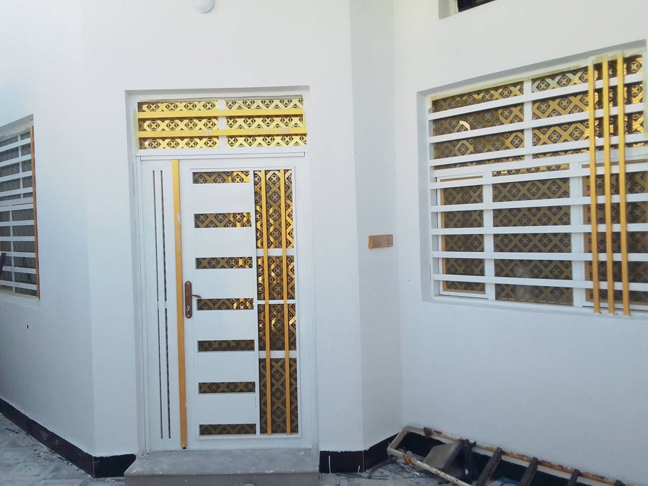 🏠 بيت للبيع - حي الدله
المساحة والسعر:
المساحة: 150 م²
السعر: 65 مليون، وبي مجال قليل
الواجهة: 7.5 م
النزال: 20 م
التقسيم الداخلي:
غرفتين نوم، كل غرفة 6 × 3.5 م
استقبال 6 × 3.5 م
صالة 5 × 5 م
مطبخ 4 × 4 م
بيتونة 4 × 5 م
حمامات عدد 2
*الحالة والموقع:
البيت جديد وغير مسكون
حر وغير محجوز
الموقع: حي الدله
قرب بيت أبو علي حسون ال حجي عبدالعالي
للاستفسار:
***********
