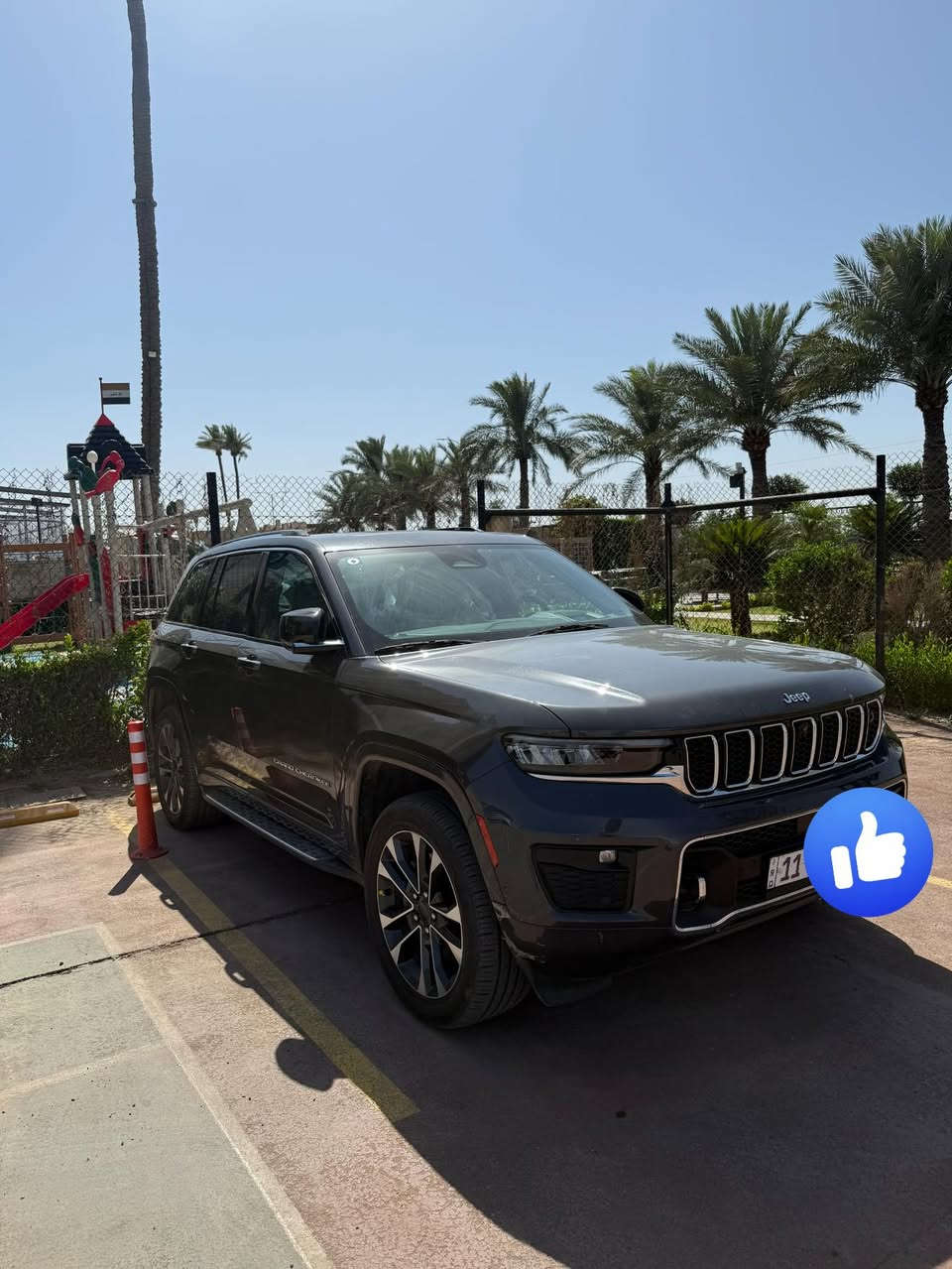 🚗 #للبيع: جيب غراند شيروكي أوفرلاند خليجي 2022 (Overland)  🚗
، معروضة للبيع جيب غراند شيروكي فئة Overland موديل 2022، سيارة راقية جداً وبكامل مواصفاتها التكنولوجية والترفيهية.
📌 تفاصيل السيارة:
 الممشى: 51 ألف ميل فقط.
 بيه بارد بسيط فقط في الباب الخلفي عكس السايق) بدون أي صبغ أو تبديل، وباقي السيارة مكفولة كفالة عامة من كل شيء
رقم بغداد
✨ أبرز المواصفات (Overland):
 محرك Pentastar V6 سعة 3.6 لتر.
 نظام دفع رباعي (4x4) مع أنظمة متعددة للقيادة حسب التضاريس.
 نظام تعليق هوائي (Quadra-Lift) للتحكم بارتفاع وانخفاض السيارة.
 فتحة سقف بانوراما واسعة جداً.
 مقاعد جلد طبيعي (نابا) فخم جداً، مع ميزة التبريد والتدفئة للمقاعد الأمامية.
 شاشة رئيسية كبيرة تدعم Apple CarPlay و Android Auto + شاشة عدادات رقمية.
 نظام صوتي بريميوم فاخر (McIntosh).
 رادار أمامي وخلفي، تحديد مسار، كاميرات 360 درجة، ونظام كشف النقاط العمياء.
💵 السعر المطلوب: 3.900وقابل للتفاوض البسيط بحدود المعقول بعد المعاينة.
📍 مكان المعاينة: بغداد الجادريه 
📞 للتواصل والاستفسار: [***********]
