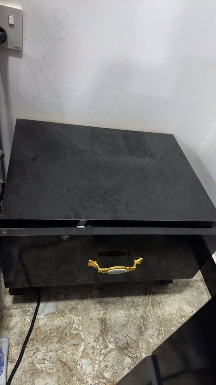 غرفه نوم تركية كنتور سلايت ومراية على طول الكنتور 
وميز تواليت وكومديات ثنين وجربايه مكانها بغداد حي الجامعه السعر 175 الف وسعر ببلاش
للتواصل ***********
