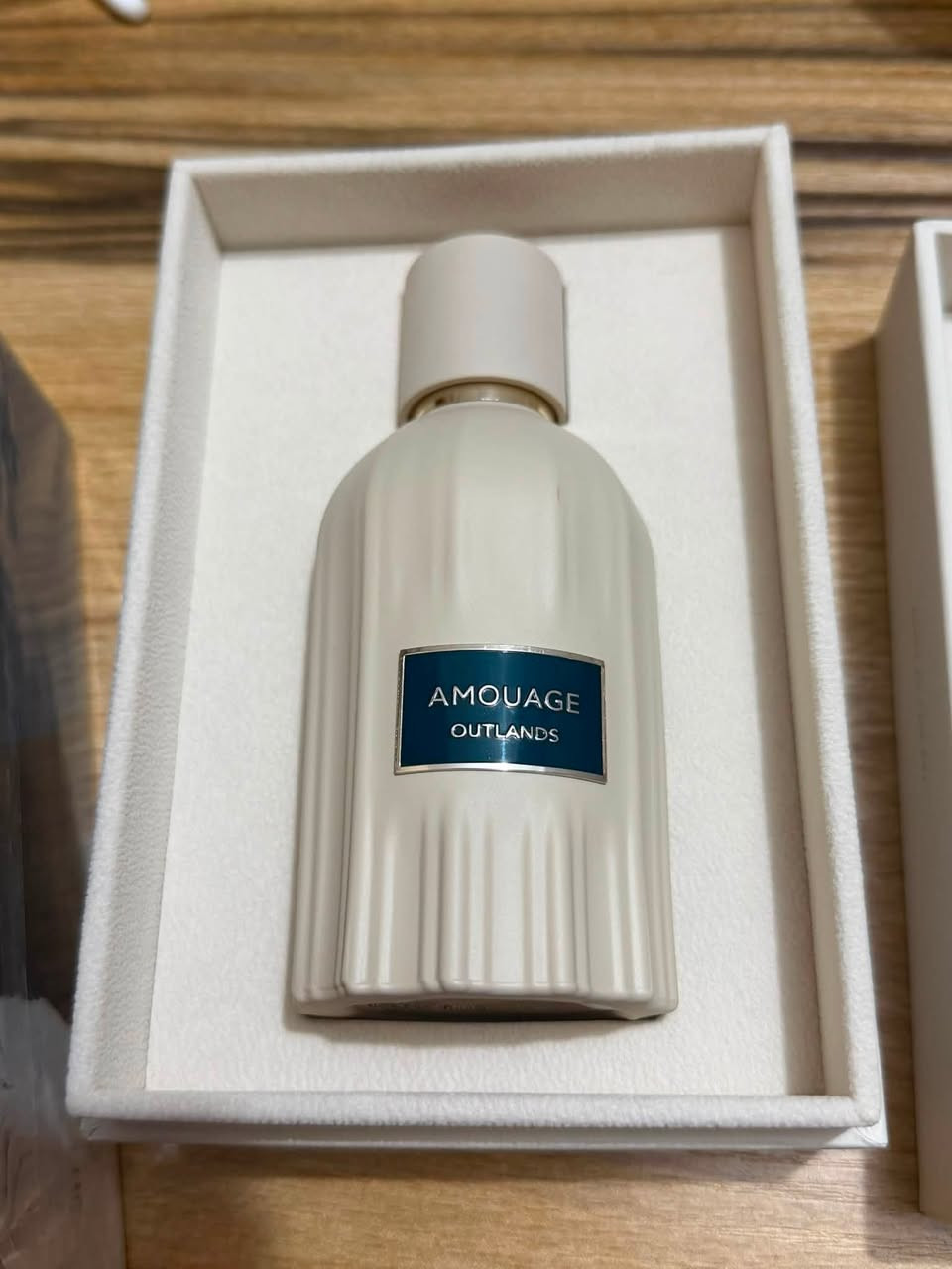 السلام عليكم امواج  اوت لاندز العطر مستخدم رشات  مصدر الشراء فانيلا اخذته ب720 انطوني سعر باليرضي الله 
توصيل ماعندي مكاني بغداد الاعظميه تاخذه من باب البيت
*********** واتساب
