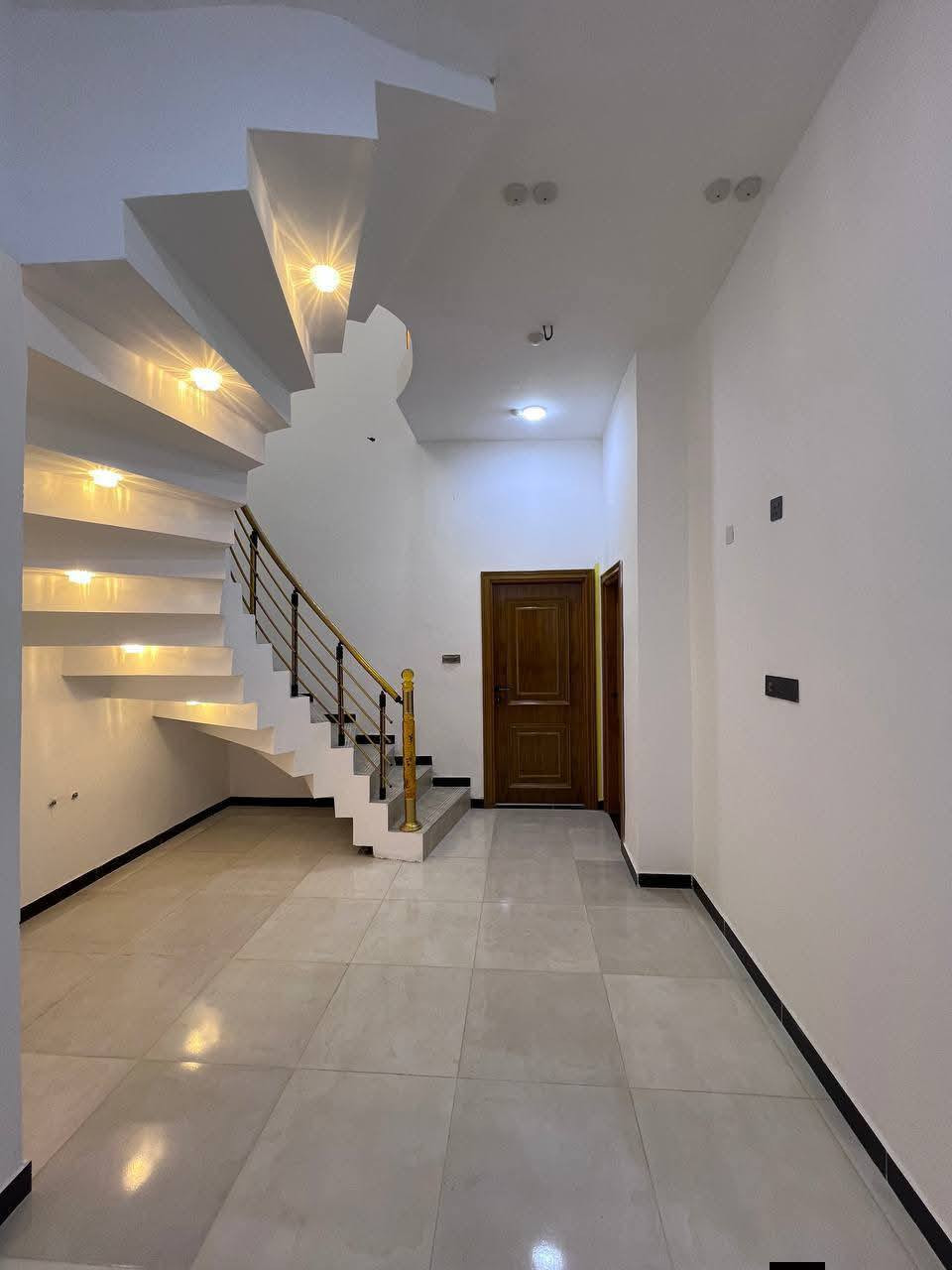 اللهم صل على محمد وال محمد 
بيت للبيع بموقع مميز جداً علئ تبليط مباشر
أساس وسقف #كونكريت والبناء #طابوك_أصفر بالكامل
#المساحة :: ( 10 * 20 ) =200م
ملك صرف زراعي المالك عراقي نموذج 25
#تاريخ_البناء :: 2026
#يحتوي :: كراج واسع جداً . ثلاث مداخل للبيت ::
مدخل صالة مدخل استقبال مدخل مطبخ ::
…………..
صحيات خارجية . أستقبال 6*4 . مطبخ 4*5
صالة نساء معزولة عن موزع الغرف . موزع غرف . درج .
غرفتين منام . مناور عدد 2 البيبان والشبابيك تفصال .
#علماً الصحيات الداخلية منعزلات شرقي / وغربي 
……………
كل ما وضع في البيت ضمان 
تقابل صاحب الارض مباشر 
……………
#العنوان :: ابي الخصيب - نهر خوز - منطقة الطريزاوية
علئ تبليط مباشر مع كافه الخدمات
……………
#السعر_المطلوب :: 135 مليون قابل للتفاوض 
……………
#للأستفسار   *********** مع وتساب
