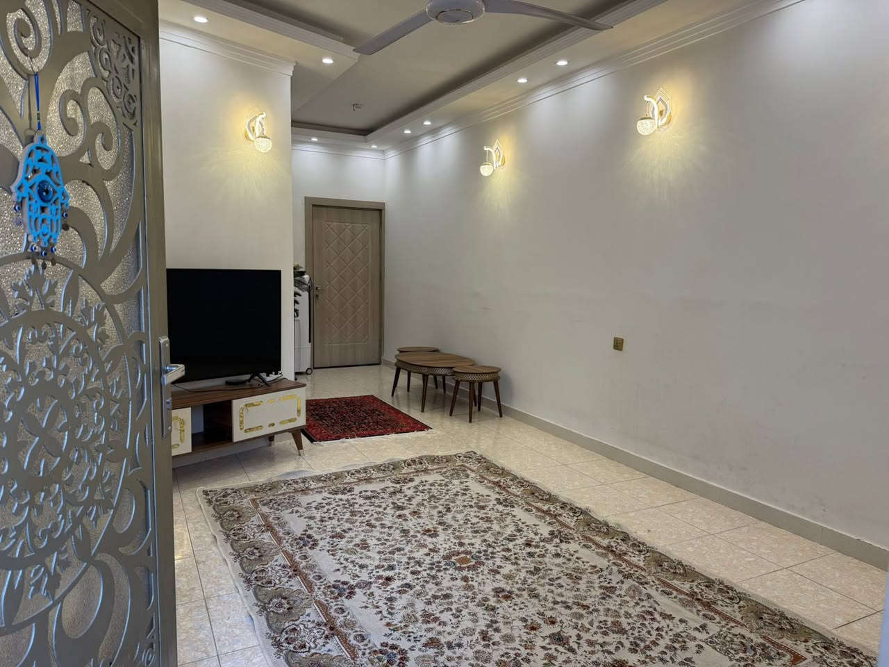 السلام عليكم                                                              
البيت للبيع  المساحة 150 متر واجهة 6 ونزال 25 
طابق ونص  يحتوي على غرفتين نوم وخدمات 
العنوان حي الحسين  قرب سياج الامن القومي

هــ ***********
