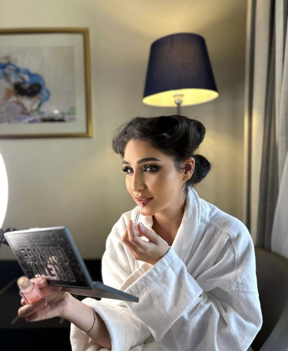 اعمال الماكيره زهراء للفنانه ساندي
صالون نزاكه للسيدات .. ديوانيه..ام الخيل السايدين قرب مأكولات الكوخ
حساب الانستا  👇👇
     flawless.zahraa  الماكيره زهراء
Salon__nazamaa  السنتر 
*********** واتس🥰
