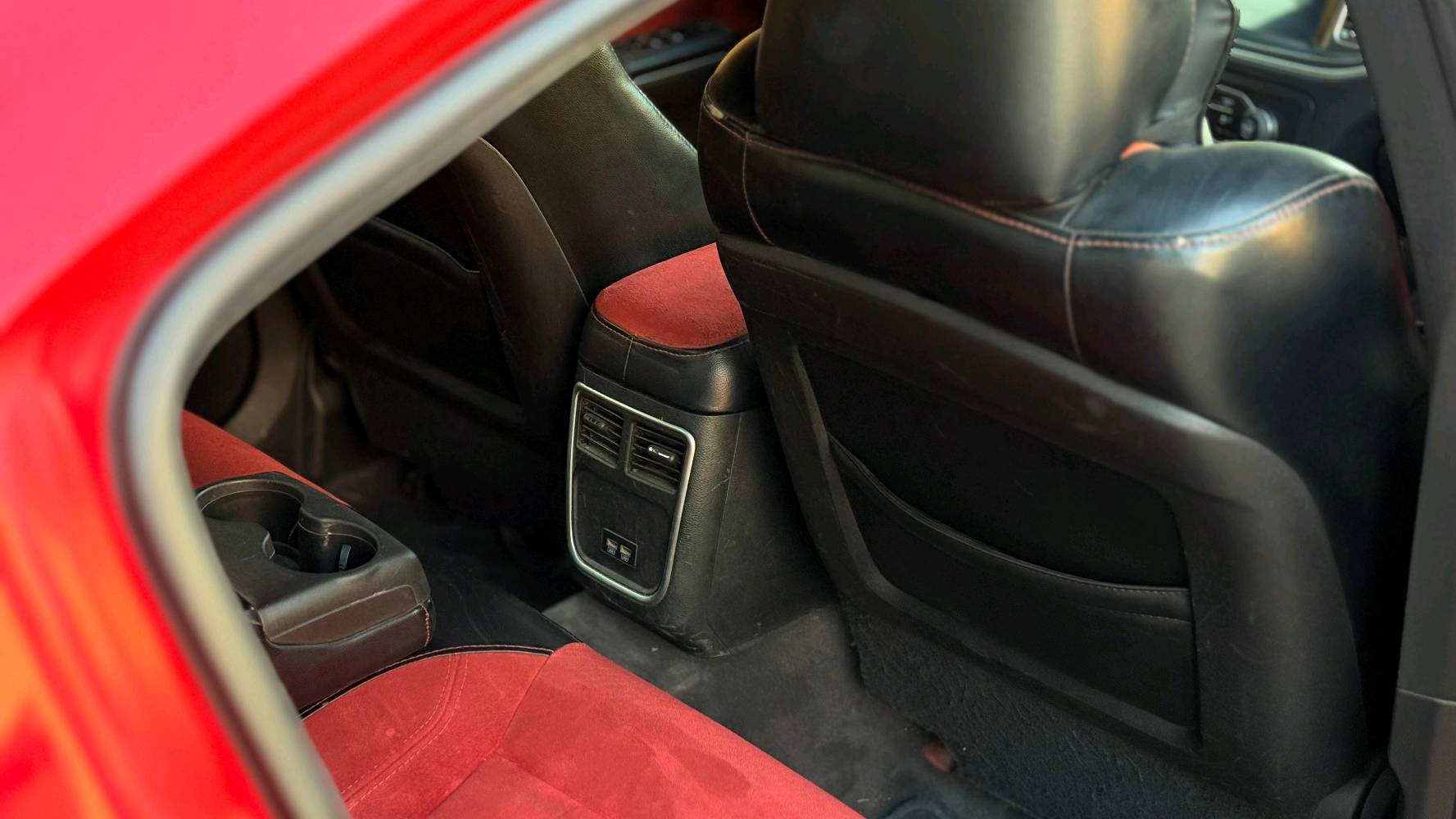 السعر (((((( 154 ورقه )))))) وبيها مجال للطيبين سياره ((( صبغ عام)))
دوج جارجر 2017 لون احمر 
ويل 20 نجمه خسفه قويه
محرك هيمي 5700    V8
شاشه جبيره
كشن كهرباء وتدفئه
اكزوز طرب بلادي قطره لحيم او تحوير مابي
لا حجر بيئه ملغي ولا شي
تخم تاير نظيف
تبريد تدفئه جاهزه
صدر نص عمر

مستعجل للبيع فقط
عمر ***********






