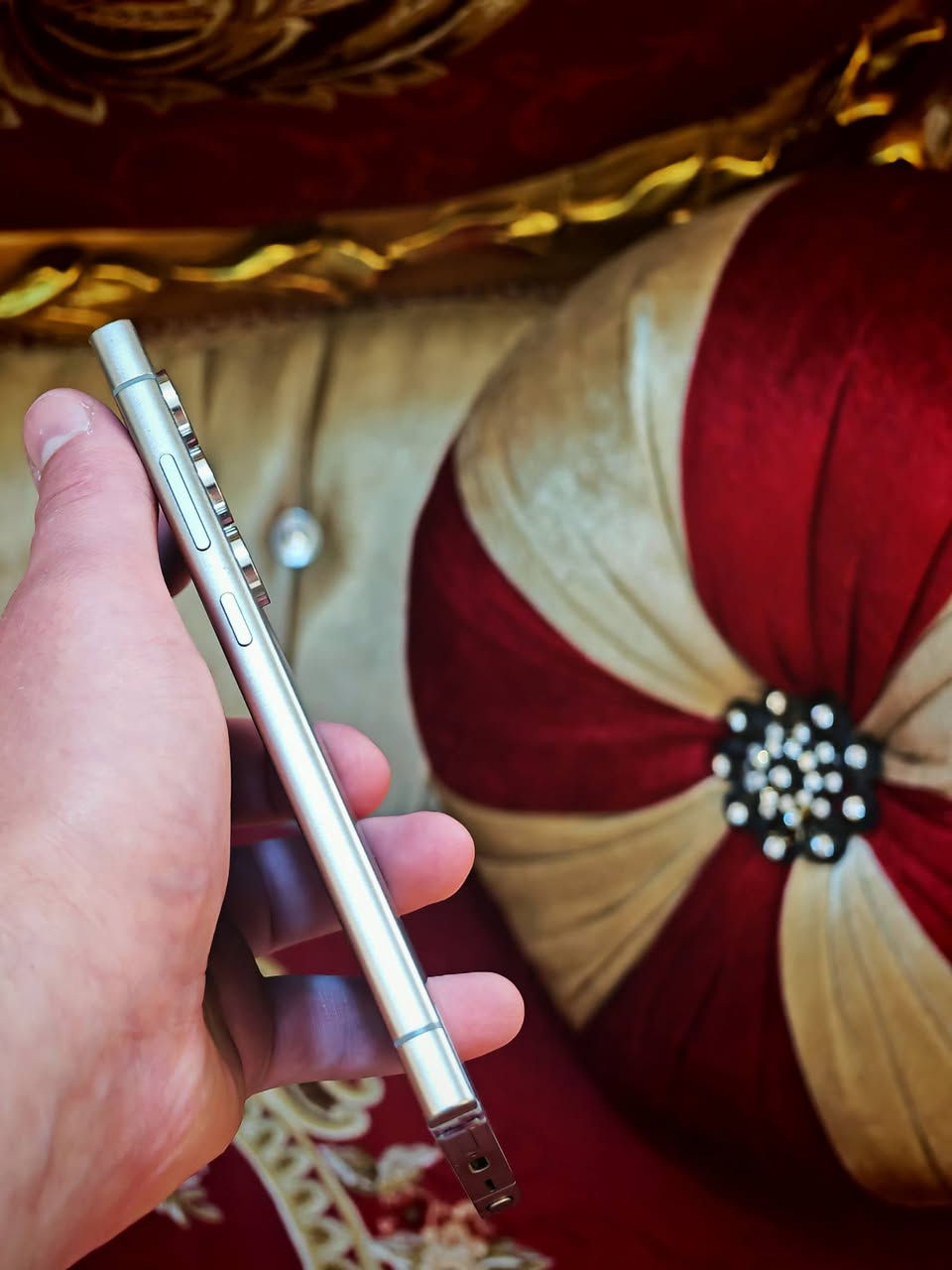 سلام عليكم للبيع أو مراوس اس 24 الترا شرق اوسط دبل سيم كارت مكفول ذاكرة 256 لون مميز  نضافته 💯💯 مكاني كربلاء السعر 950 للتواصل عل رقم ***********
