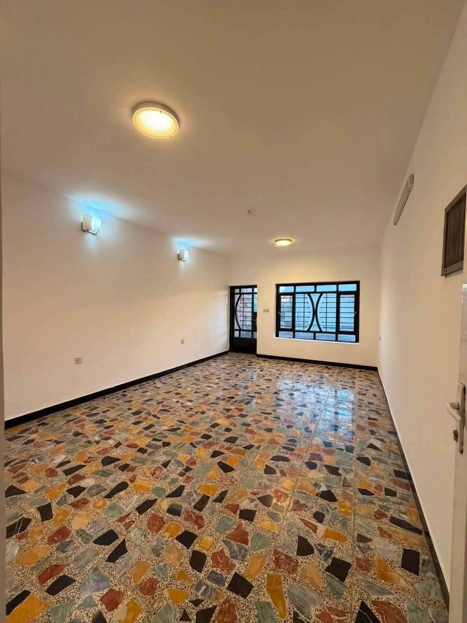🏡 للإيجار في السيدية

✨ دار سكني بمساحة 120 متر

📍 يتكون من:

* 3 غرف نوم

* صالة

* مطبخ

* خدمات صحية عدد (2)

💰 الإيجار: 1,200,000 دينار عراقي (وبي مجال)

للاستفسار الاتصال على الارقام التاليه 

***********

***********

***********
