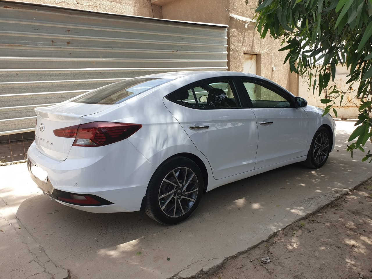 السلام عليكم ...
 النترا خليجي 2019 فول مواصفات 
فتحة بصمة جلد كامره شاشة جبيرة 
جنطة كهرباء مكينة 2000 دوش 
وبقية المواصفات المعروفة ماشية 104 الف
 مكفولة عدى بارد بالبنيد و بارد بالجنطه وصبغ الدوسة عكس السايق مكينة وكير جدد وتبريد ثلج 
رقم جديد دولي بأسمي تحويل مباشر بأسم المشتري
السعر 148 وبيها مجال بسيط 
للاستفسار *********** مكان السياره بغداد
