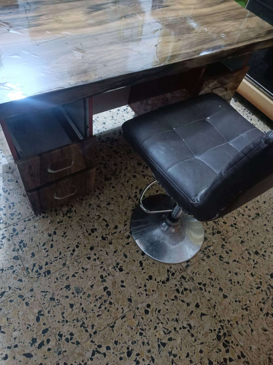 كرسي وميز 80 الف ينباعن سوا***********
