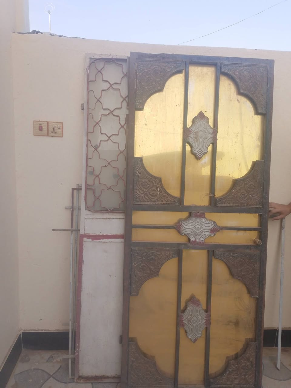 بيبان 3 مستخدمات+ شباك للبيع ***********
