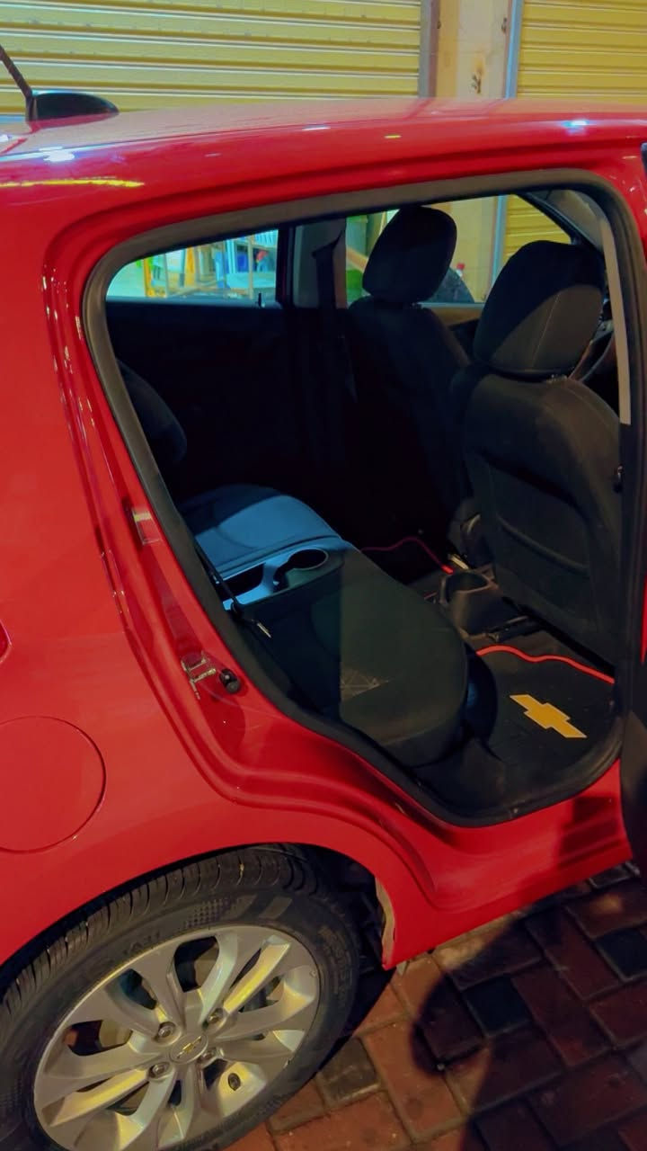 يا أهل الكروب الطيبين، متوفرة حالياً شفروليه سبارك (Spark LT) موديل 2022، سيارة تجمع بين الشكل الحديث والاقتصاد الخرافي بالبنزين.
✅ المواصفات:
• الموديل: 2022.
• الممشى: 21 ألف كم فقط (يعني لسه بريحة الشركة).
• الفئة: LT (مواصفات ممتازة).
• الرقم: بغداد "إنكليزي" جاهزة للتحويل.
• الحالة: السيارة توب نظافة، الحادث (جاملغ وبنيد) ومصلحة درجة أولى وبدون أي تأثير.
💰 السعر المطلوب: 105 ورقة (10,500$) وقابل للتفاوض البسيط جداً للشراي الجاد.

📍 المكان: [كربلاء]
📞 للتواصل والاستفسار: ***********
