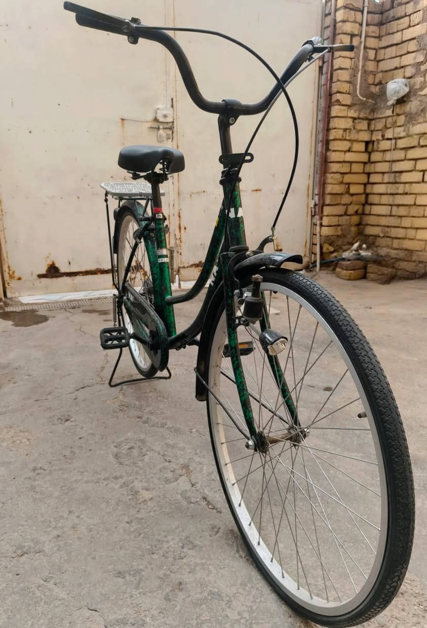 للبيع بايسكل بناتي حجم 26 ياباني اموشم نضيف كلش عوزه اچوابه فقط السعر 130 وبي مجال***********.
