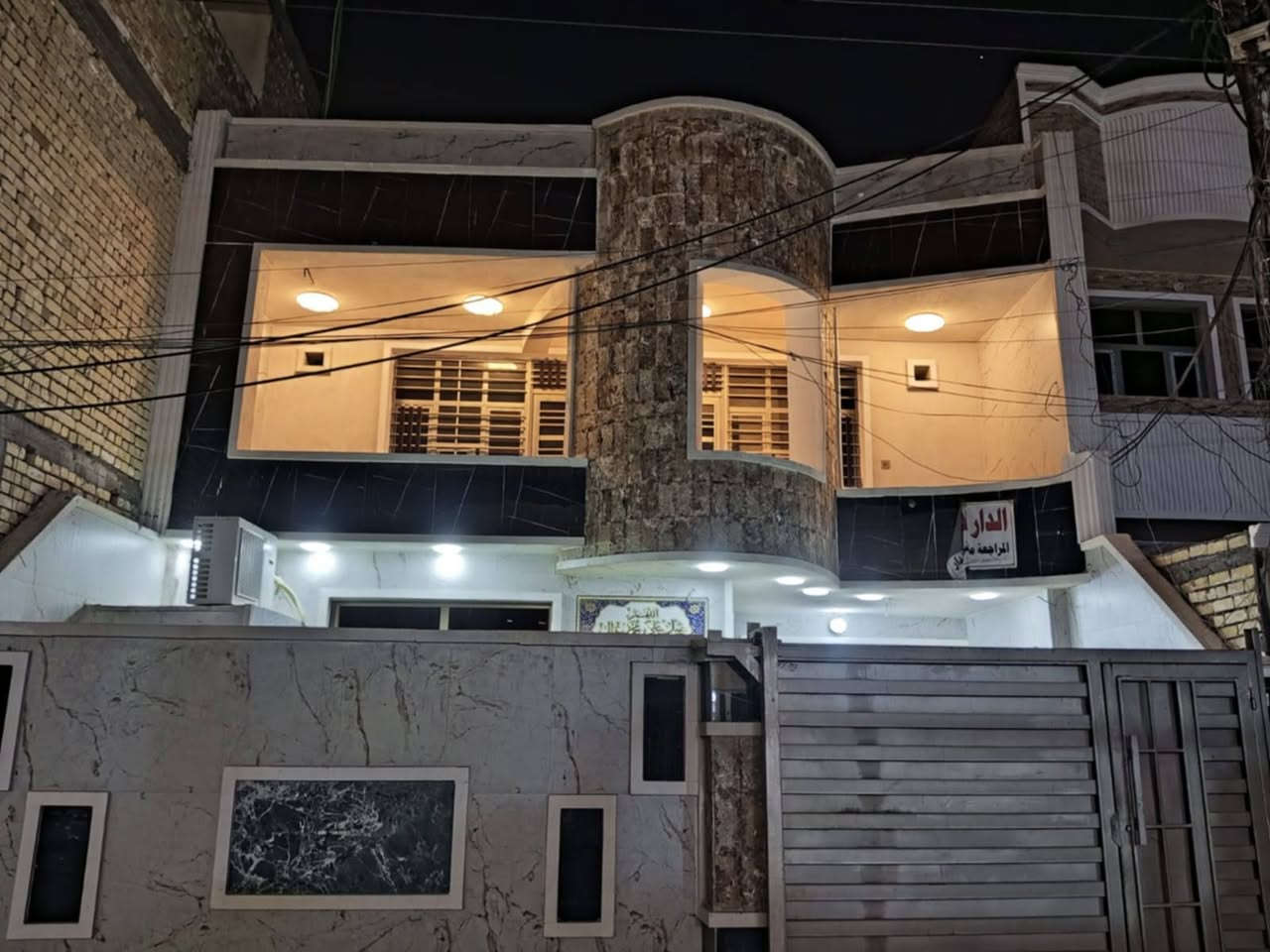 السلام عليكم عندي بيت للبيع في منطقه الشعب العقاري الثانيه خلف مطعم حجي عادل المساحه ٢٠٤ و النزال٢٤ الواجهه ٨ونص يحتوي على كراج وحديقه وحمام خارجي و استقبال ومطبخ وهول وصحيات داخلية ومنور وغرفتين نوم وترك خلف البيت والطابق الثاني اربع غرف نوم سويت ومطبخ صغير وبلكونه وبيتونه ومخزن في السطح للاستفسار الاتصال على الرقم ***********. مكتب الشعب شارع الاسواق المركزية
