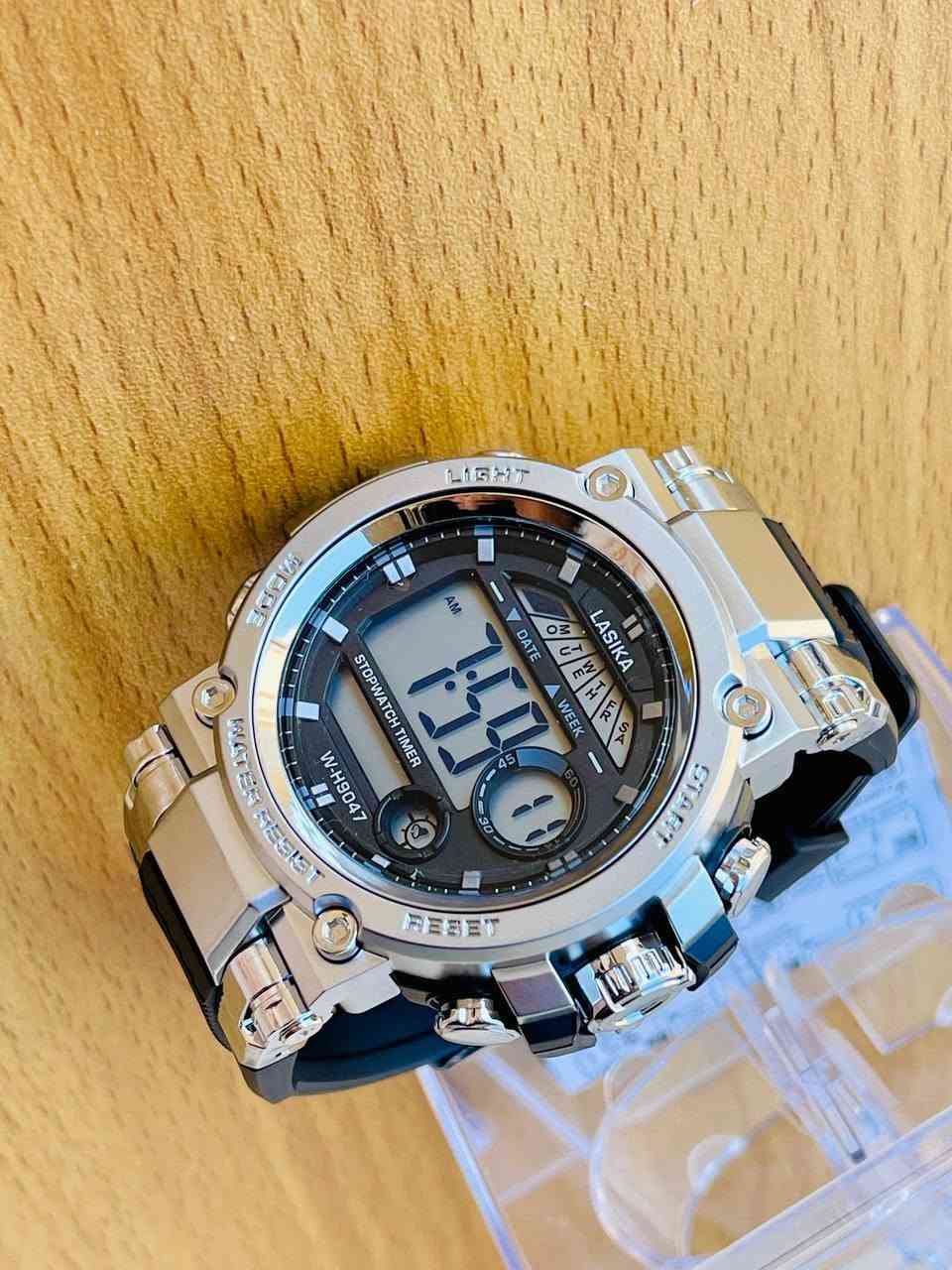 .
## ⌚️ الأناقة الرياضية في ثوبها الجديد – ساعة LASKA

اجمع بين العصرية والعملية مع ساعة AIKE AK-611 الرقمية 
 تصميم يدمج بين المظهر الرياضي الكاجوال والنعومة اليومية، ليكون الرفيق المثالي لكل الأوقات.

### ✨ أبرز المميزات:
 * تصميم انسيابي مريح: تأتي بهيكل بيضاوي ناعم مع سوار سيليكون مرن ومقاوم للتعرق، ليمنحك راحة تامة أثناء ارتدائها طوال اليوم.

 * شاشة رقمية واضحة: عرض متكامل للوقت، الثواني، والتاريخ (اليوم والشهور) برؤية ممتازة.
 * مواصفات ذكية وعملية:
   * إضاءة خلفية (LIGHT) لسهولة قراءة الوقت في الظلام.
#مقاومه للماء
   * منبه يومي (ALARM) لتنظيم مواعيدك.
   * خاصية التوقيت الرياضي (ساعة إيقاف/ستوب ووتش).
*معها بوكس اكلاريك
 * واجهة تحكم سهلة: أربعة أزرار جانبية بتوزيع كلاسيكي مريح للتحكم الكامل في الإعدادات (Mode, Light, Start, Reset).
السعر مفاجأة 🥹🔥🔥♥


**إذا كنت صاحب هذا الإعلان وتريد حذفه لأي سبب، رجاءا أرسل رسالة إلى الدعم الفني**