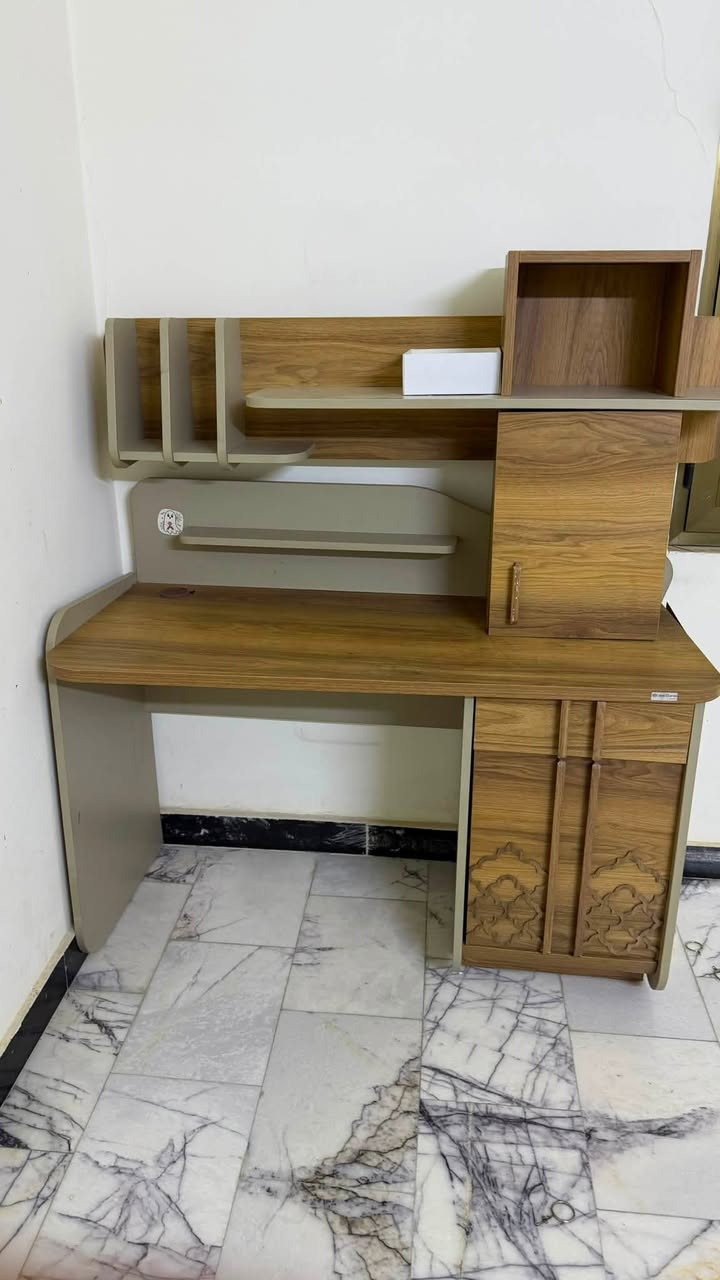 غرفة نوم ماليزي 6 قطع جرباية نفر ونص مستعجل على بيعتها 
رايدها ب500 الف 
***********
