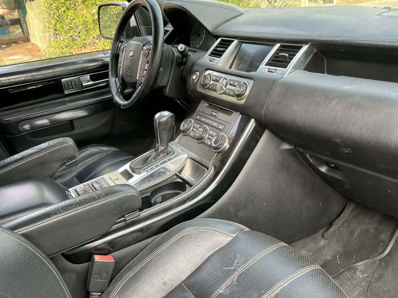 السلام عليكم 
رانج روفر موديل 2013 خليجي شركه سردار 
فول مواصفات 1/1 شنو بالك بيها مواصفات لرانج معروفه 8 سلندر العادي المرغوب بيها صبغ قطعتين فقط والباقي كفاله .  جاهزه للاخير تخم تاير كهربائيات تبريد تدفى كير مكينه حداديه امامي خلفي باتري جديد مينصرف عليها سعرها 133$ وبل خير على الي يأخذها. ***********
